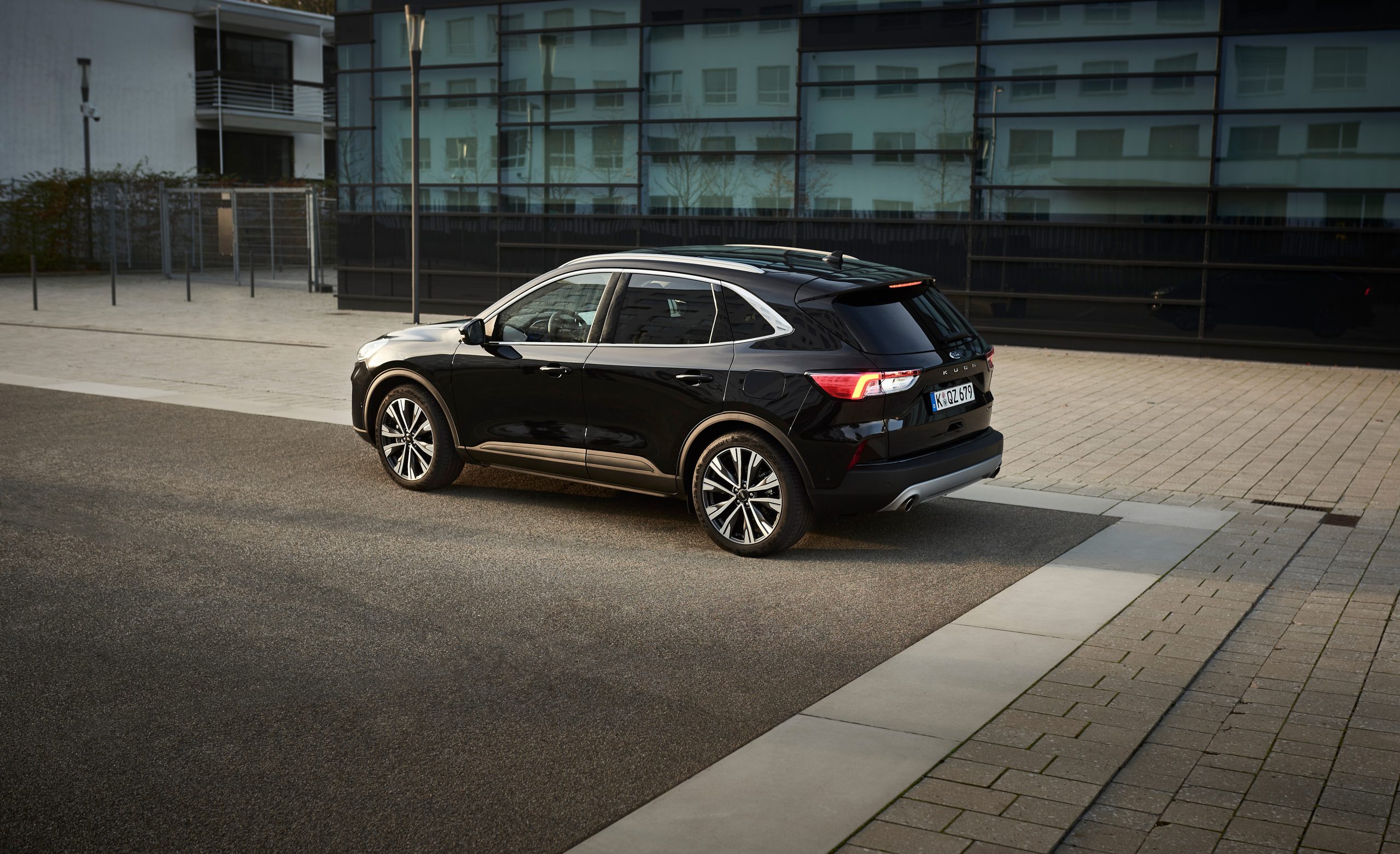 Ford has further expanded its unprecedented line-up of electrified all-new Kuga SUVs with the new Ford Kuga Hybrid – able to deliver 1,000 km 1 of petrol-electric and pure-electric driving between fill-ups and without ever having to plug in to recharge.