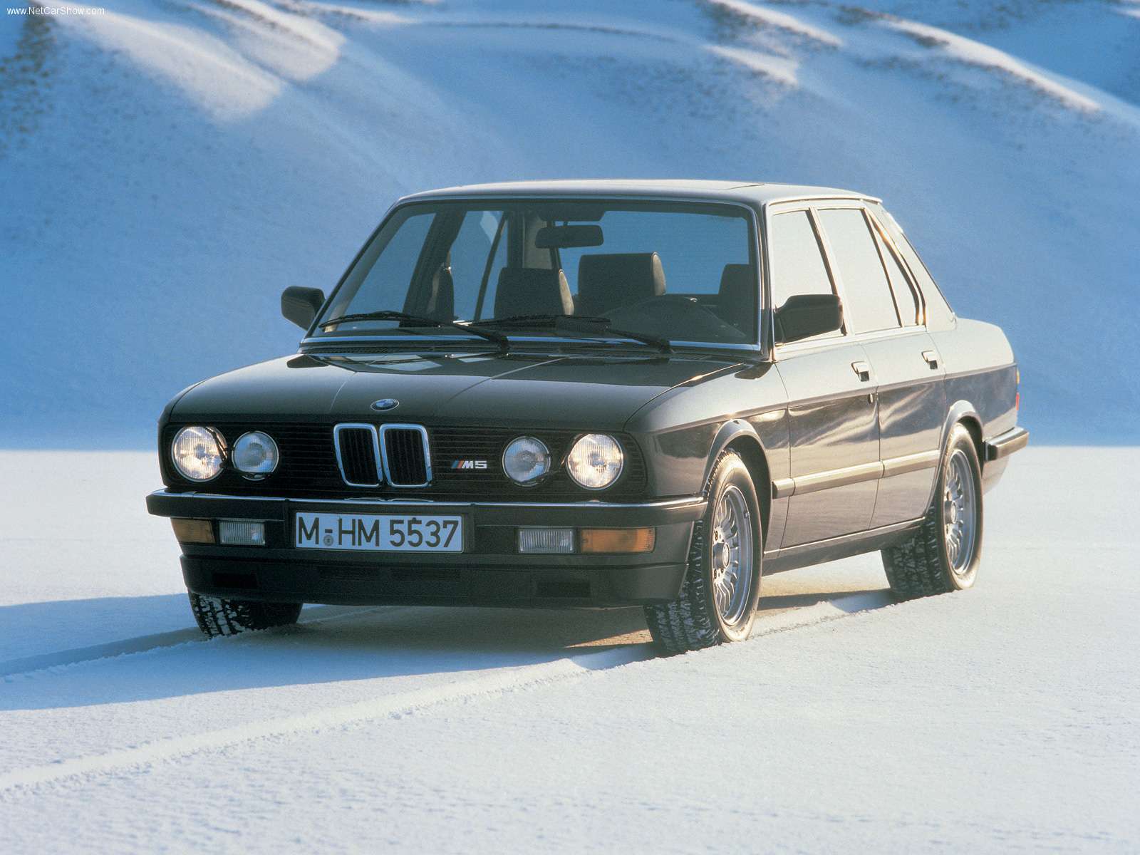1639050106-BMW-M5-1984-1600-01.jpg