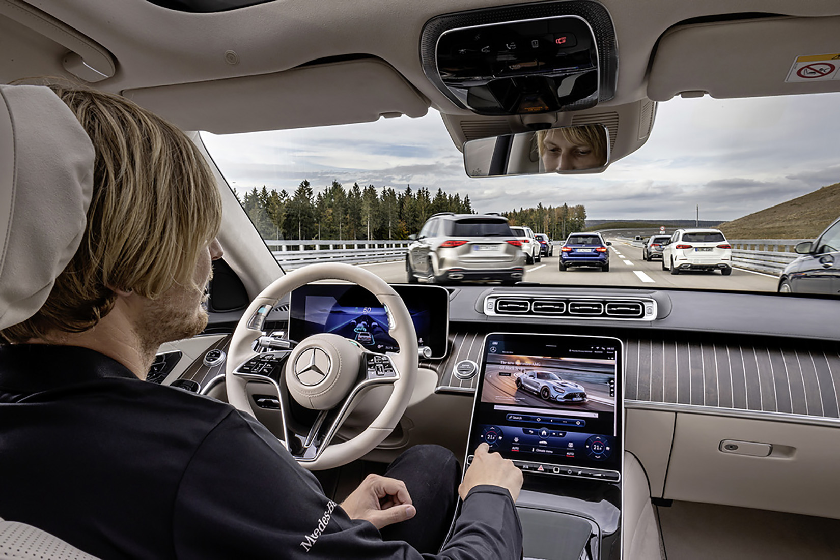 Mercedes-Benz erhält weltweit erste international gültige Systemgenehmigung für hochautomatisiertes FahrenMercedes-Benz receives world's first internationally valid system approval for  conditionally automated driving