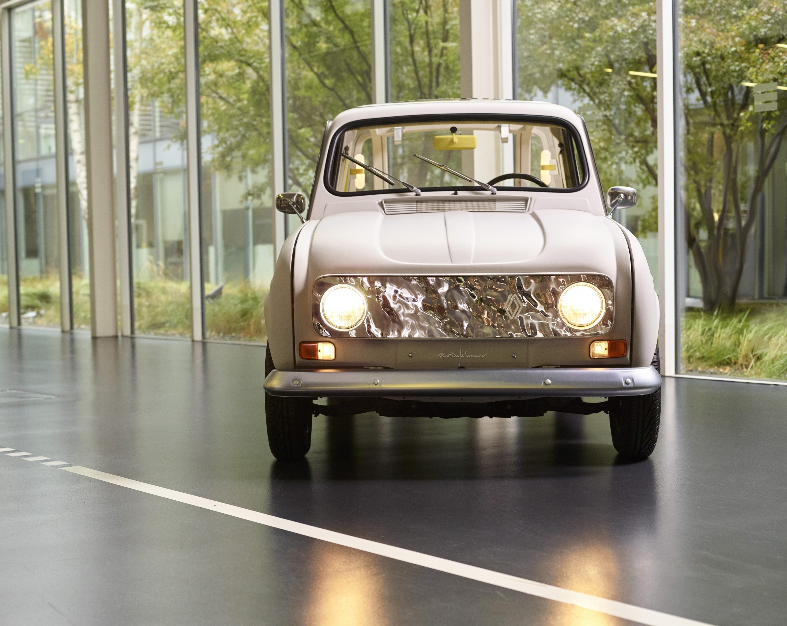Renault 4, hotelska soba, auto, automobil Foto: Renault