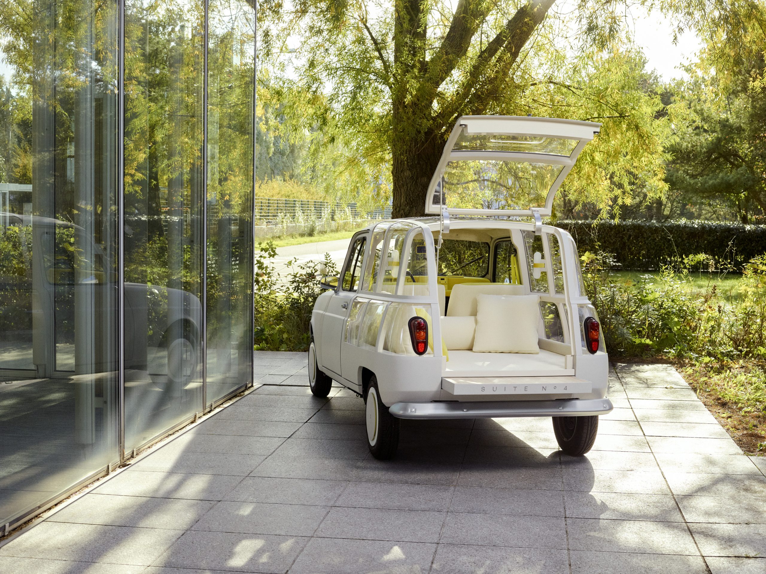 Renault 4, hotelska soba, auto, automobil Foto: Renault
