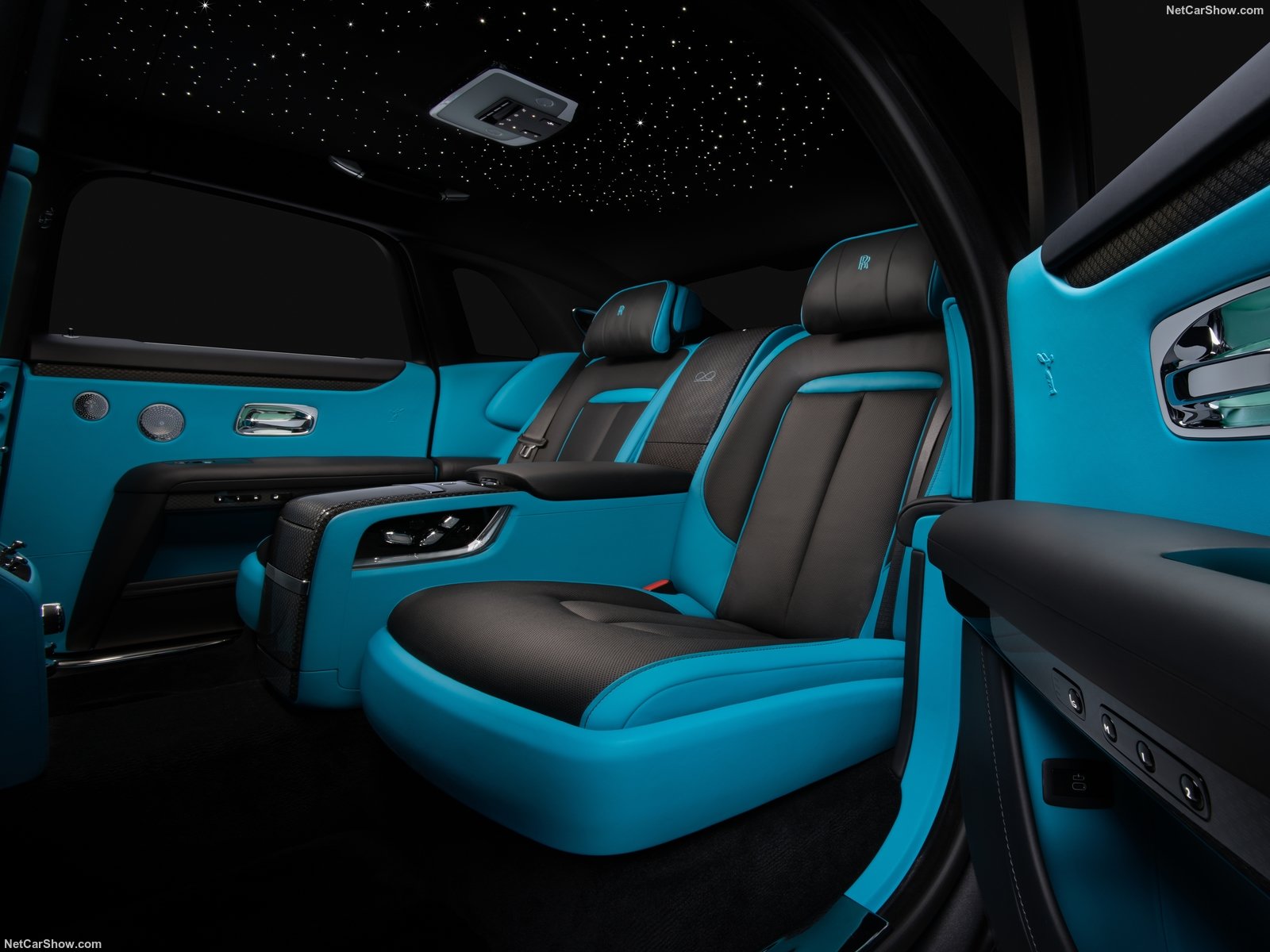 Rolls-Royce-Ghost_Black_Badge-2022-1600-14