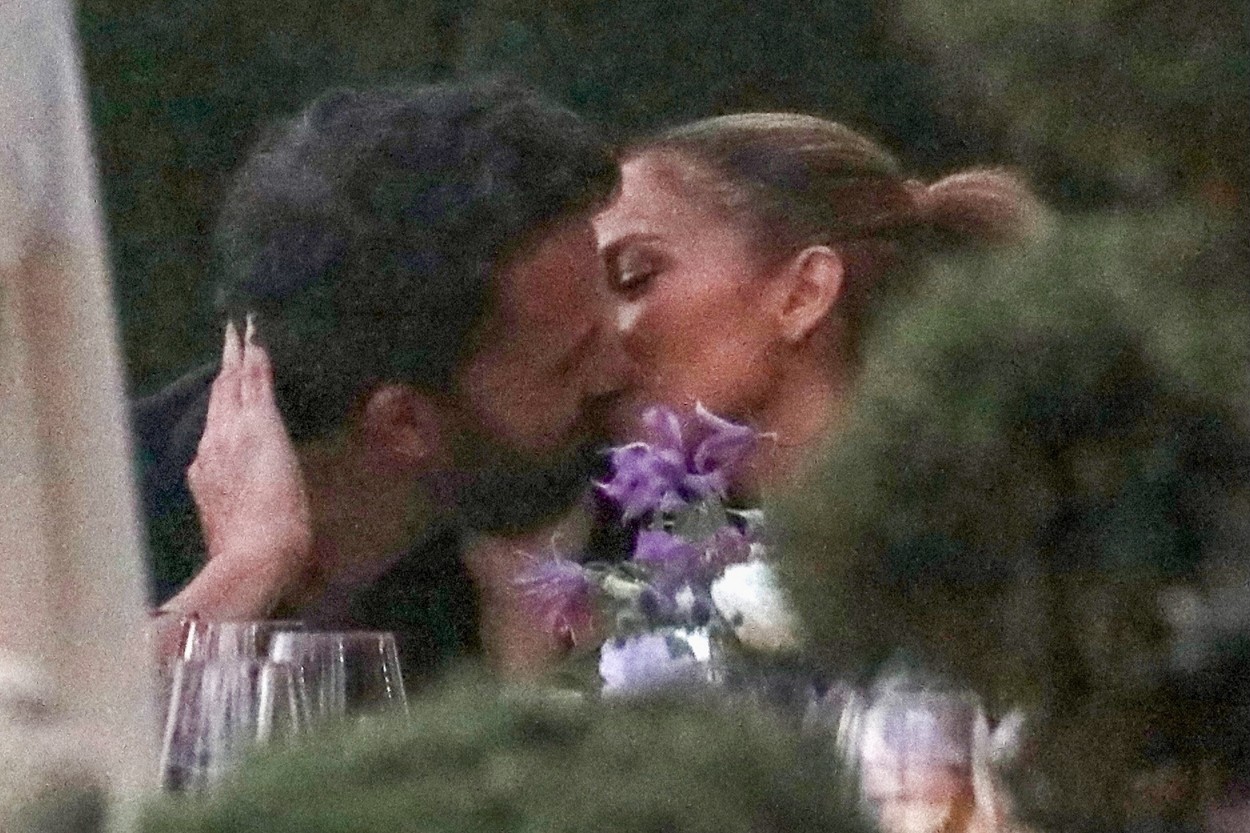 *PREMIUM-EXCLUSIVE* Ben Affleck and Jennifer Lopez show love isn't lost as they pack on the PDA during dinner!