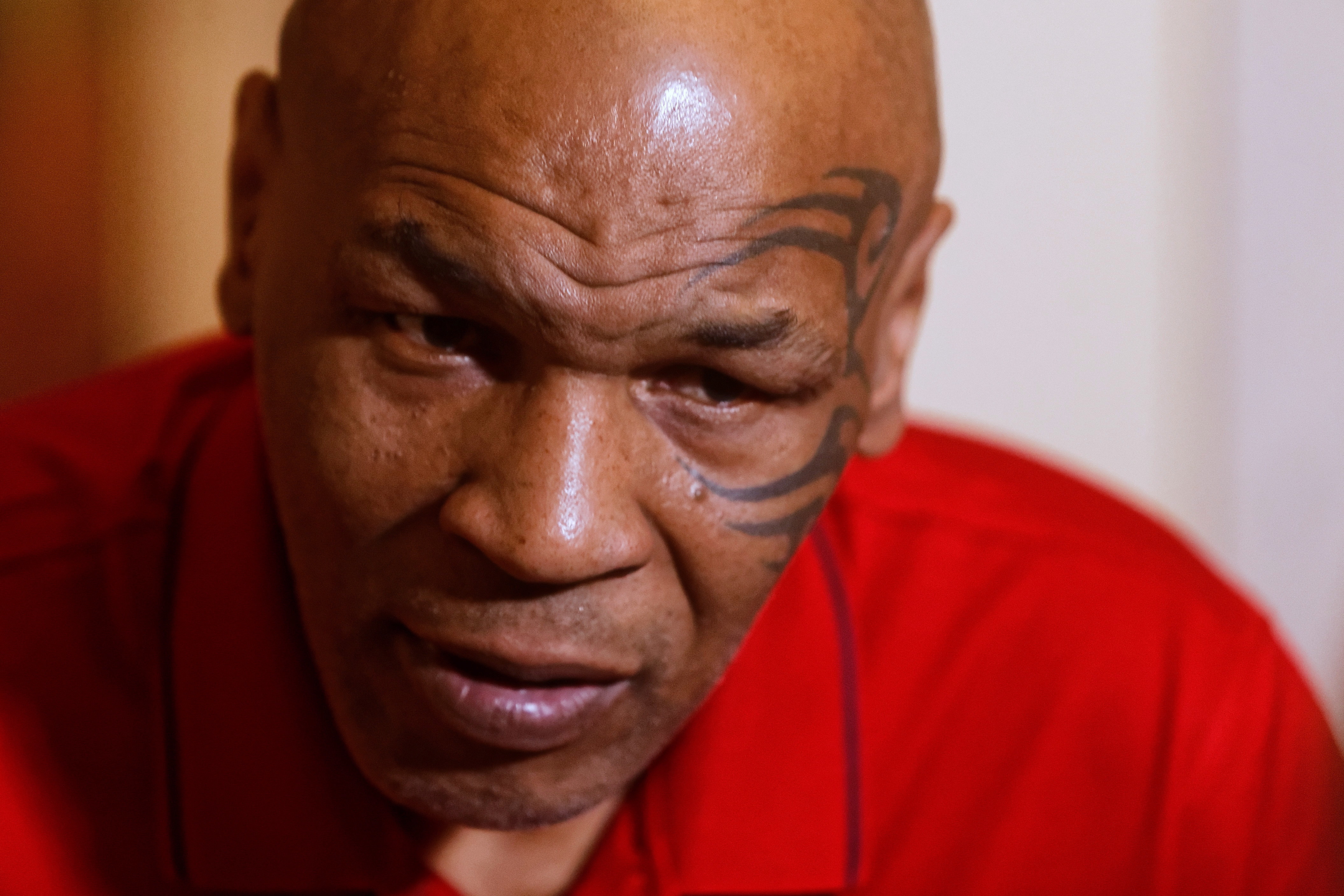 Mike Tyson meets with Warsaw Uprising insurgent Boleslaw Wojewodzki