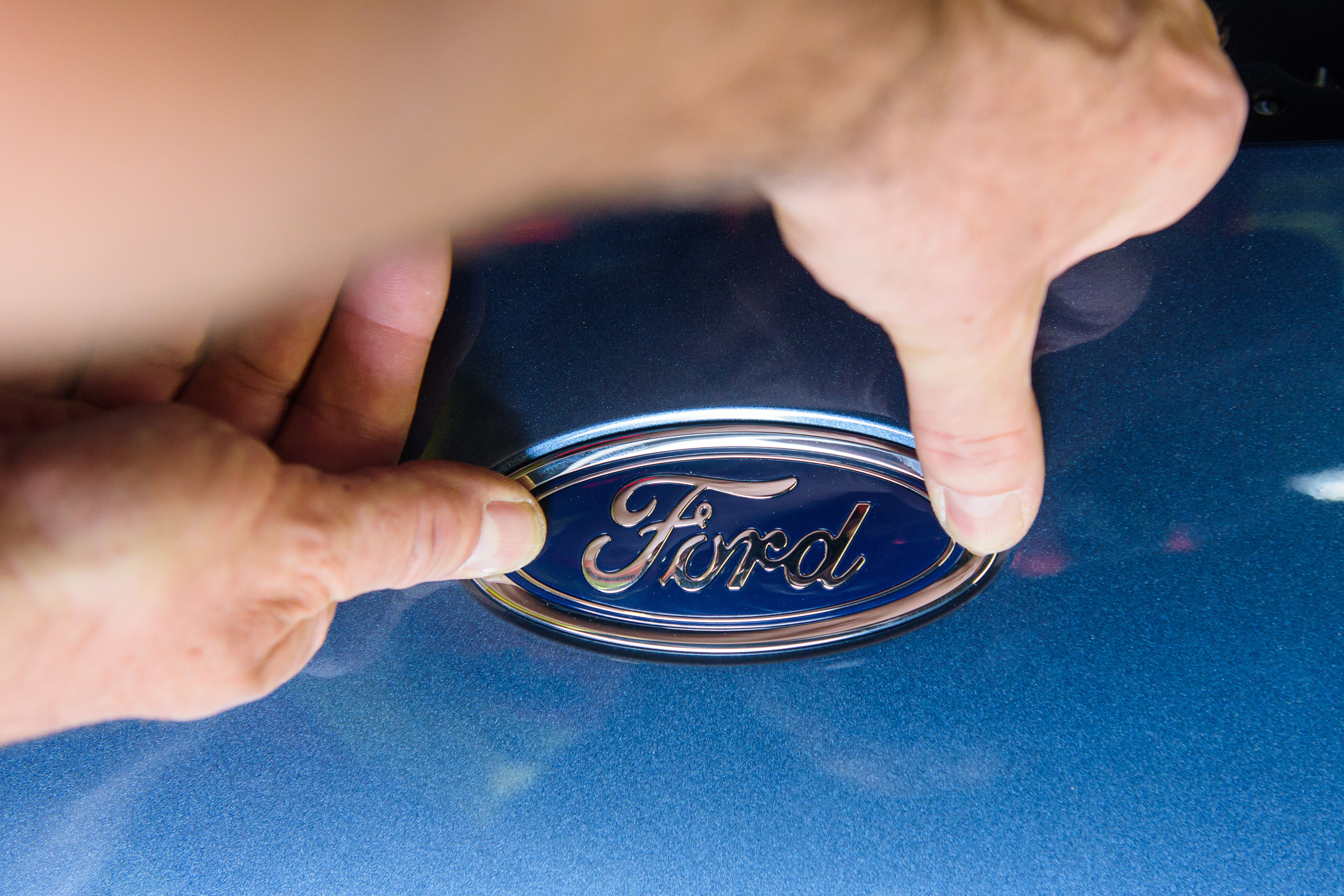 Ford VW
Ein Ford-Mitarbeiter bringt in der Bumper-Vormontage das Ford-Logo an.