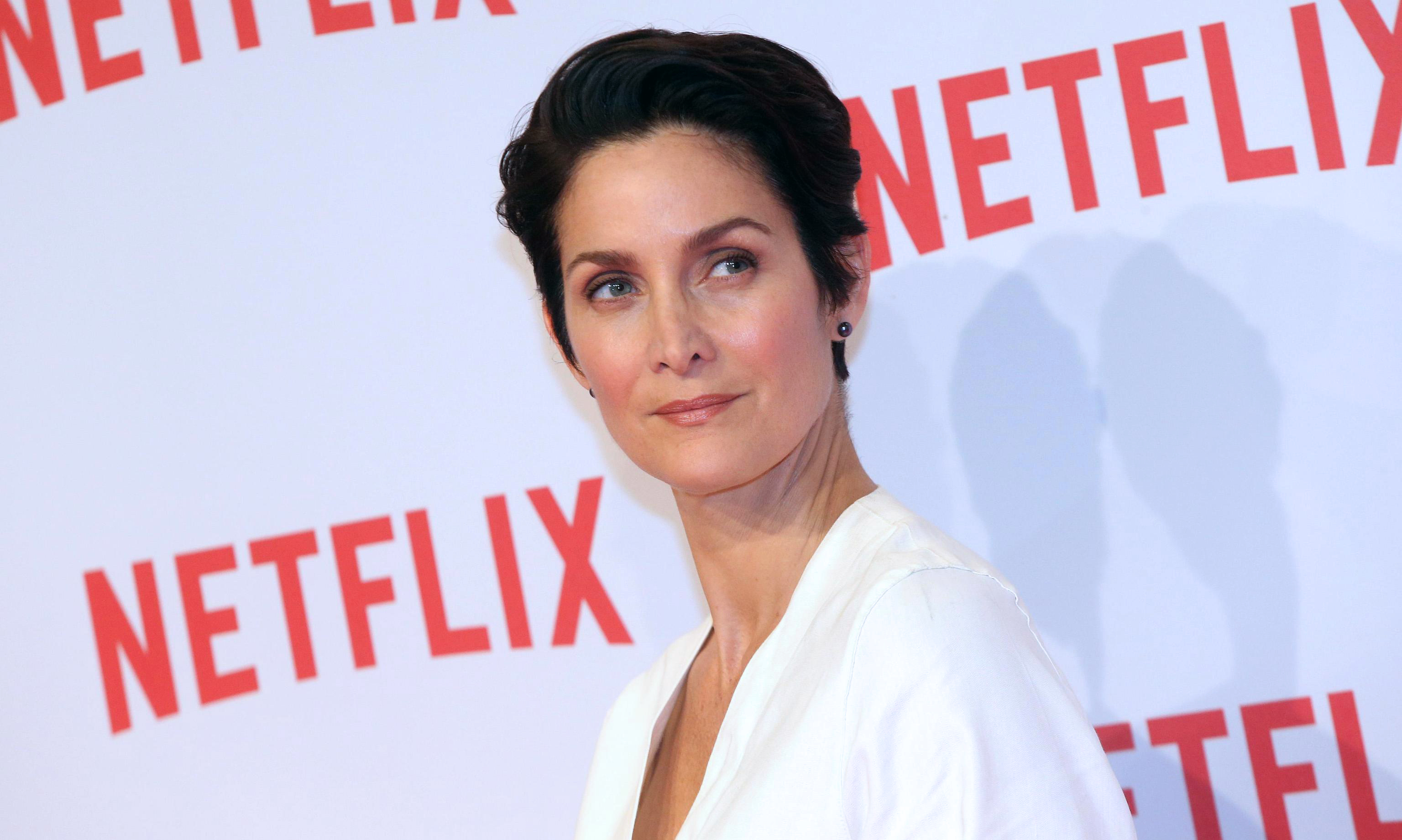 epa04990131 Canadian actress Carrie-Anne Moss arrives on the red carpet for the presentation of Netflix on-demand Internet streaming media provider, in Milan, Italy, 22 October 2015.  EPA/MATTEO BAZZI