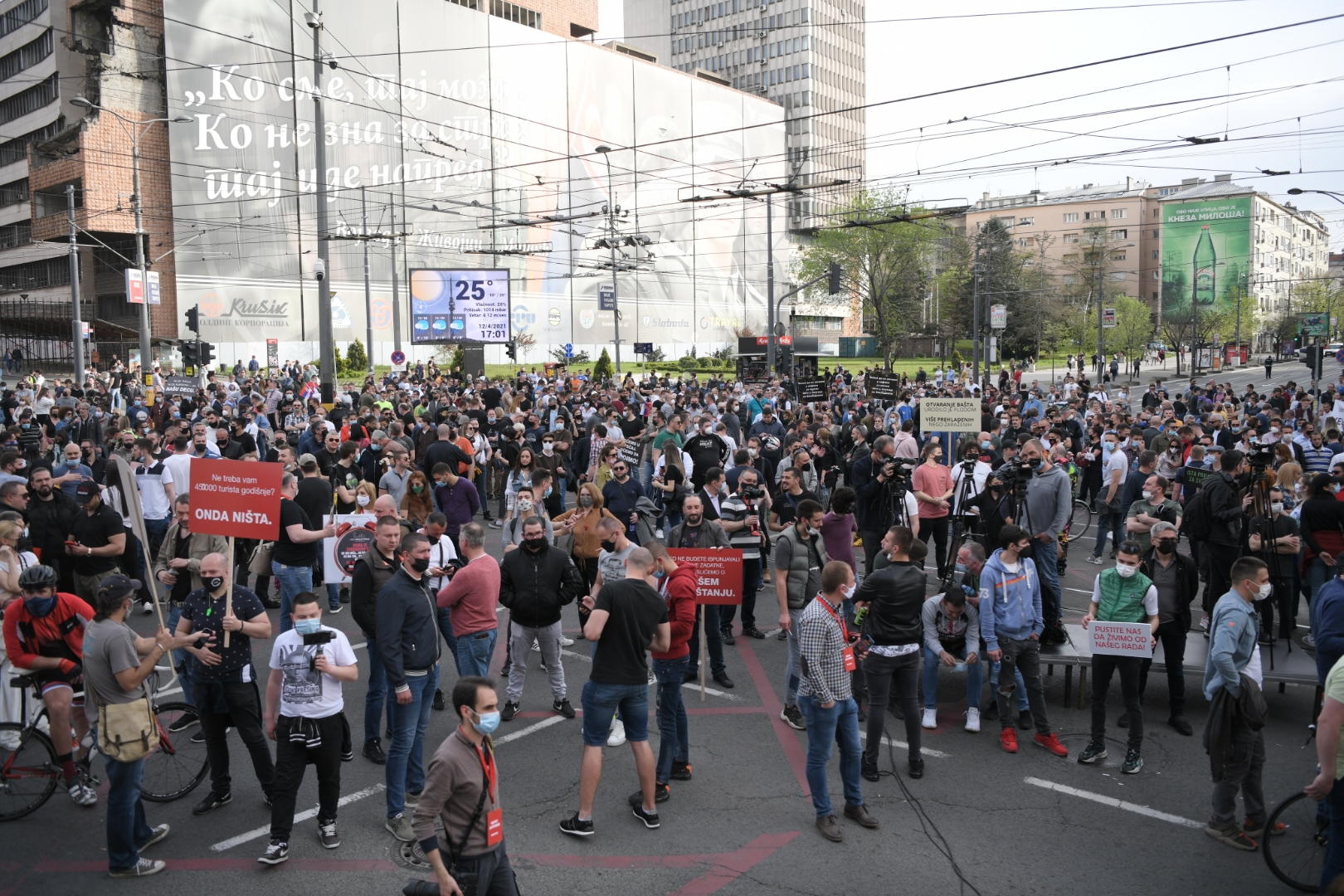 Beograd 12. april 2021. Protest ugostitleja i invent radnika ispred Vlade Srbije Foto:Dragan Mujan/Nova.rs