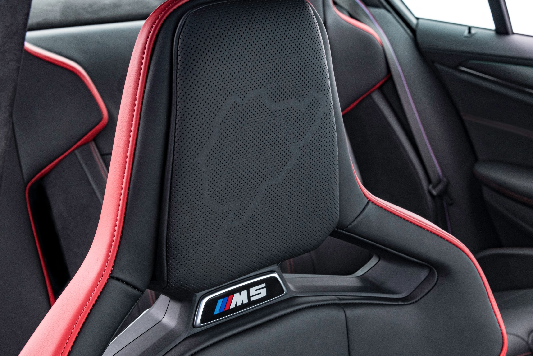 P90411336_lowRes_the-new-bmw-m5-cs-01