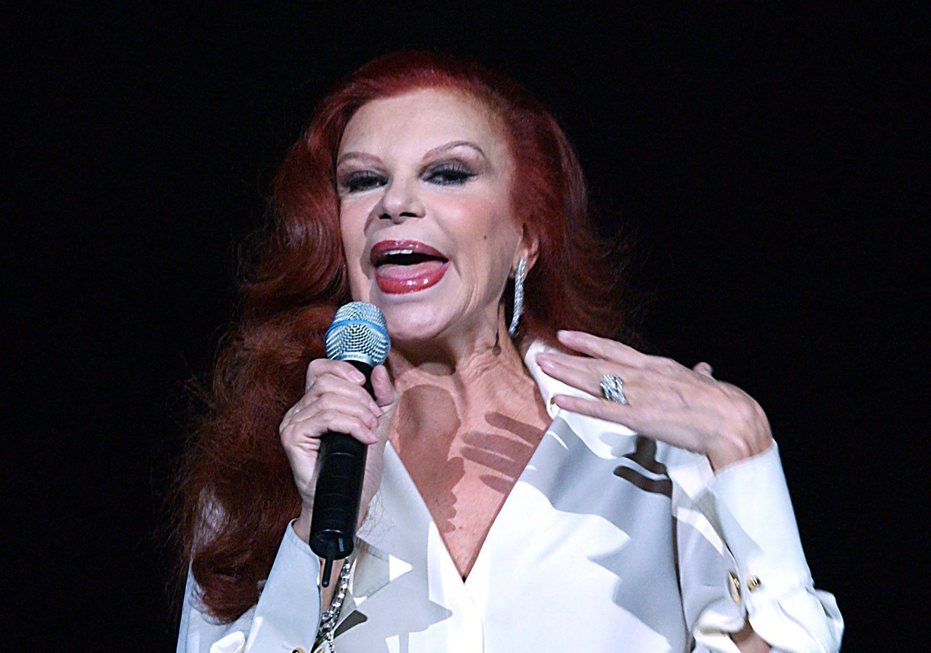 epa000361832 Italian singer Milva sings on stage in Luebeck, Thursday 03 February 2005. The concert marks the start of her farewell tour.  EPA/Wolfgang Langenstrassen