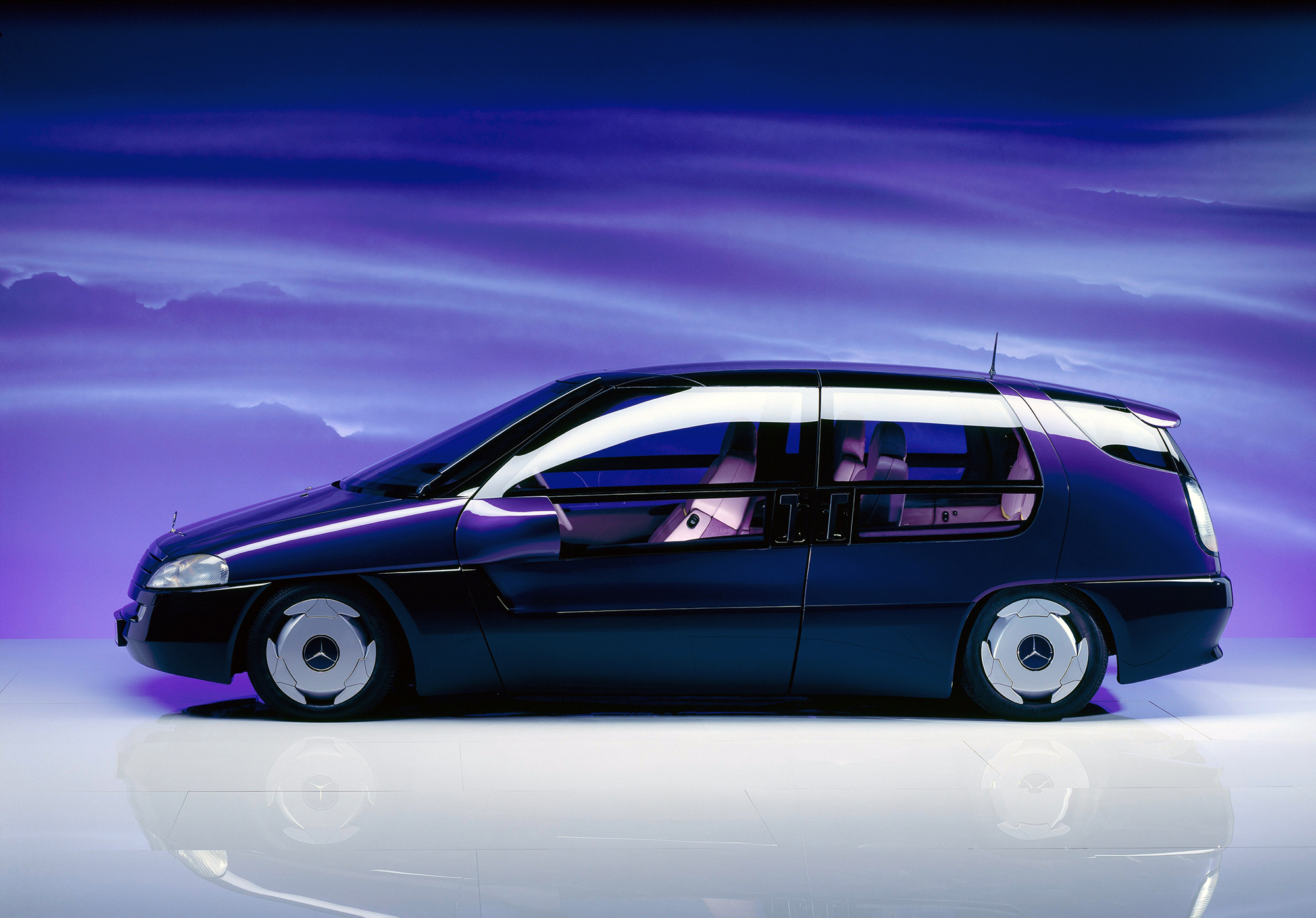 Mercedes-Benz F 100 im Jahr 1991: ein starker Blick in die Zukunft des AutomobilsMercedes-Benz F 100 in 1991 – A powerful glance into the future of the car