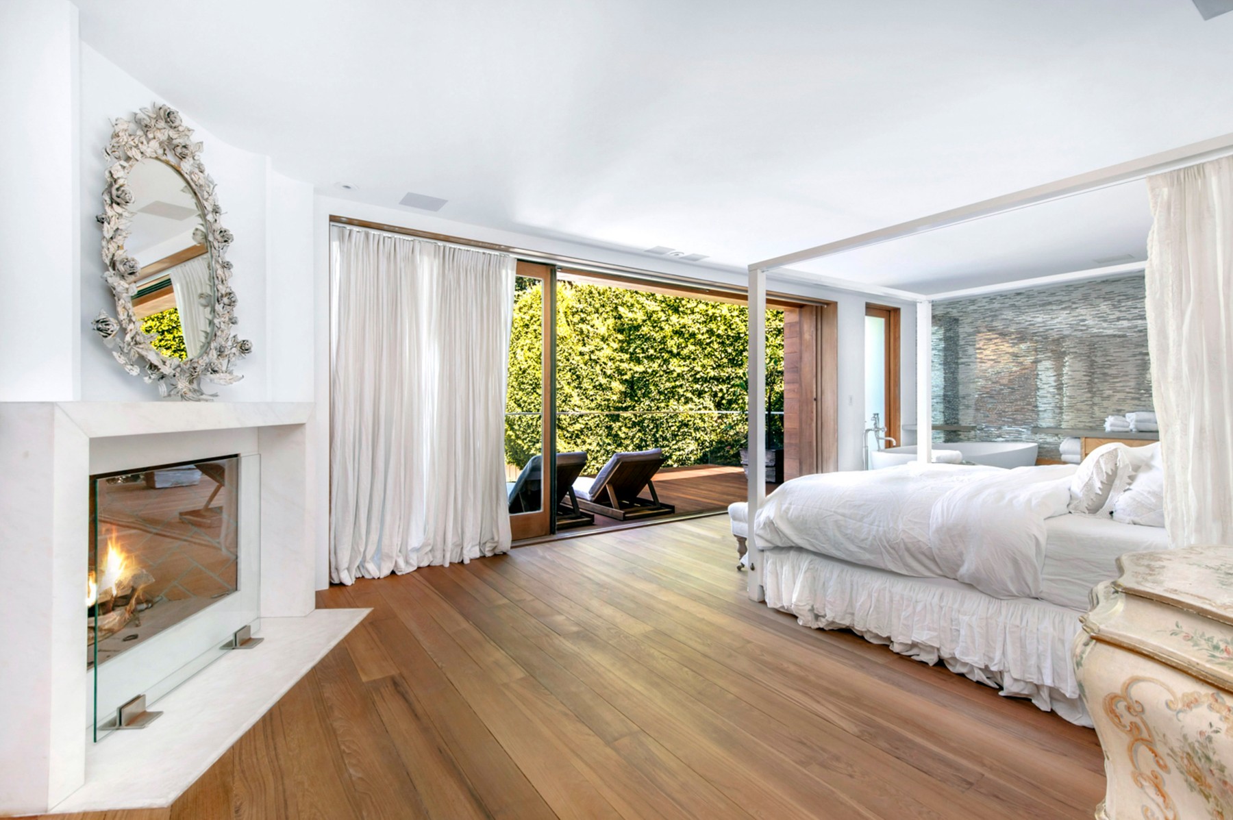 Pamela Anderson Is Selling Her Malibu Home for $ 14.9 Million Dollars