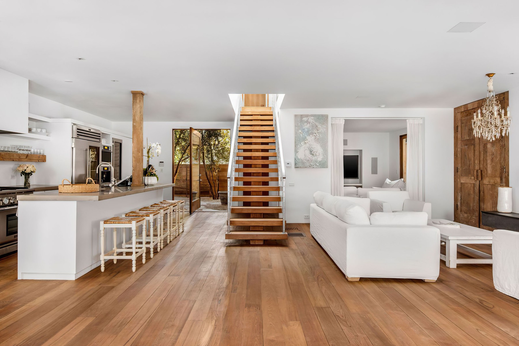 Baywatch actress Pamela Anderson is selling her Malibu home to start a new life in her native country Canada with her new husband.