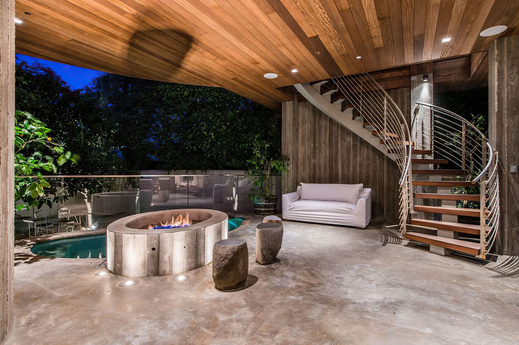 Baywatch actress Pamela Anderson is selling her Malibu home to start a new life in her native country Canada with her new husband.
