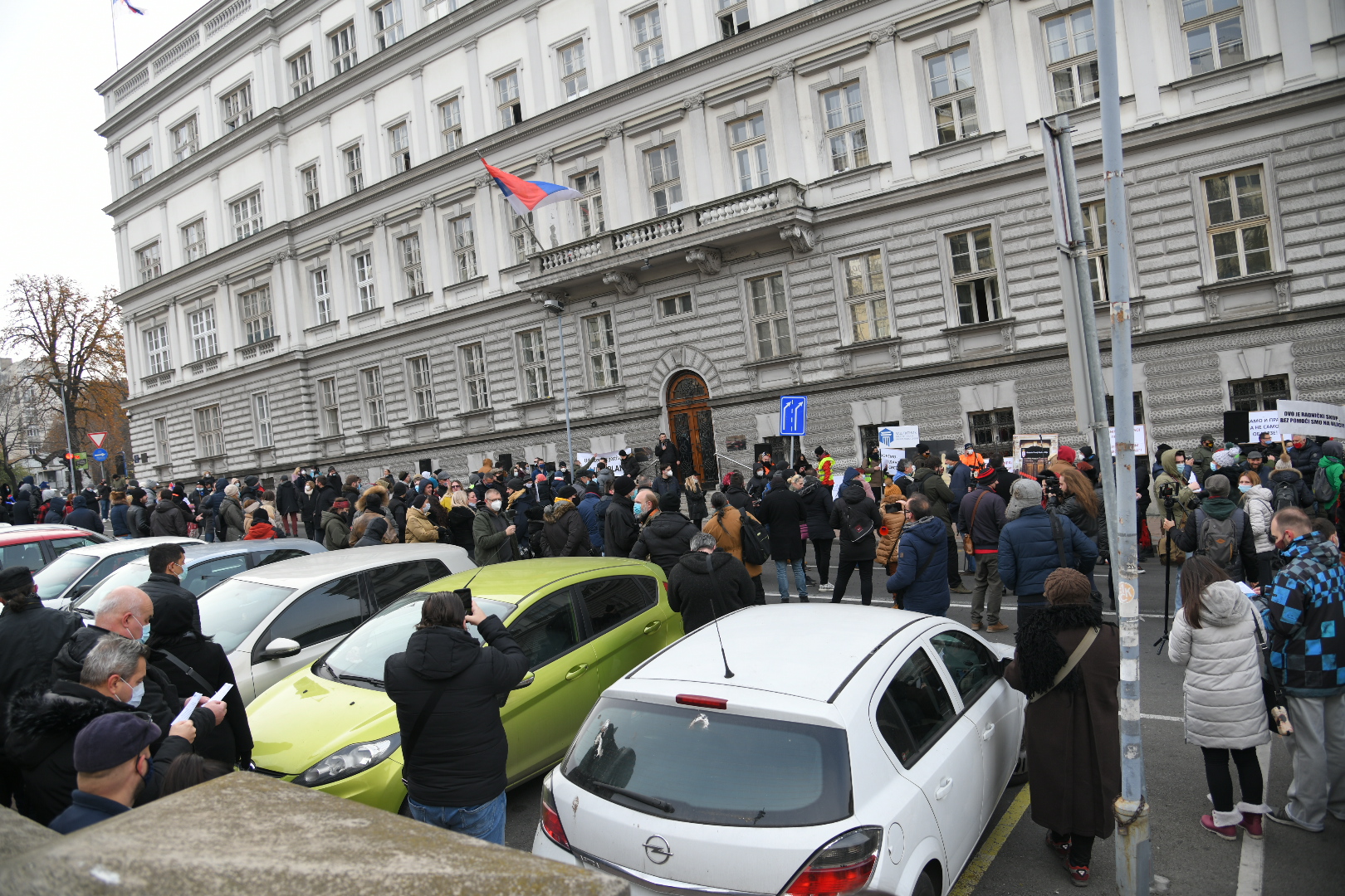 Beograd 02.12.2020. Ministarstvo finansija, protest građana, gradjana ispred zgrade Ministarstva finansija Foto: Nemanja Jovanović/Nova.rs