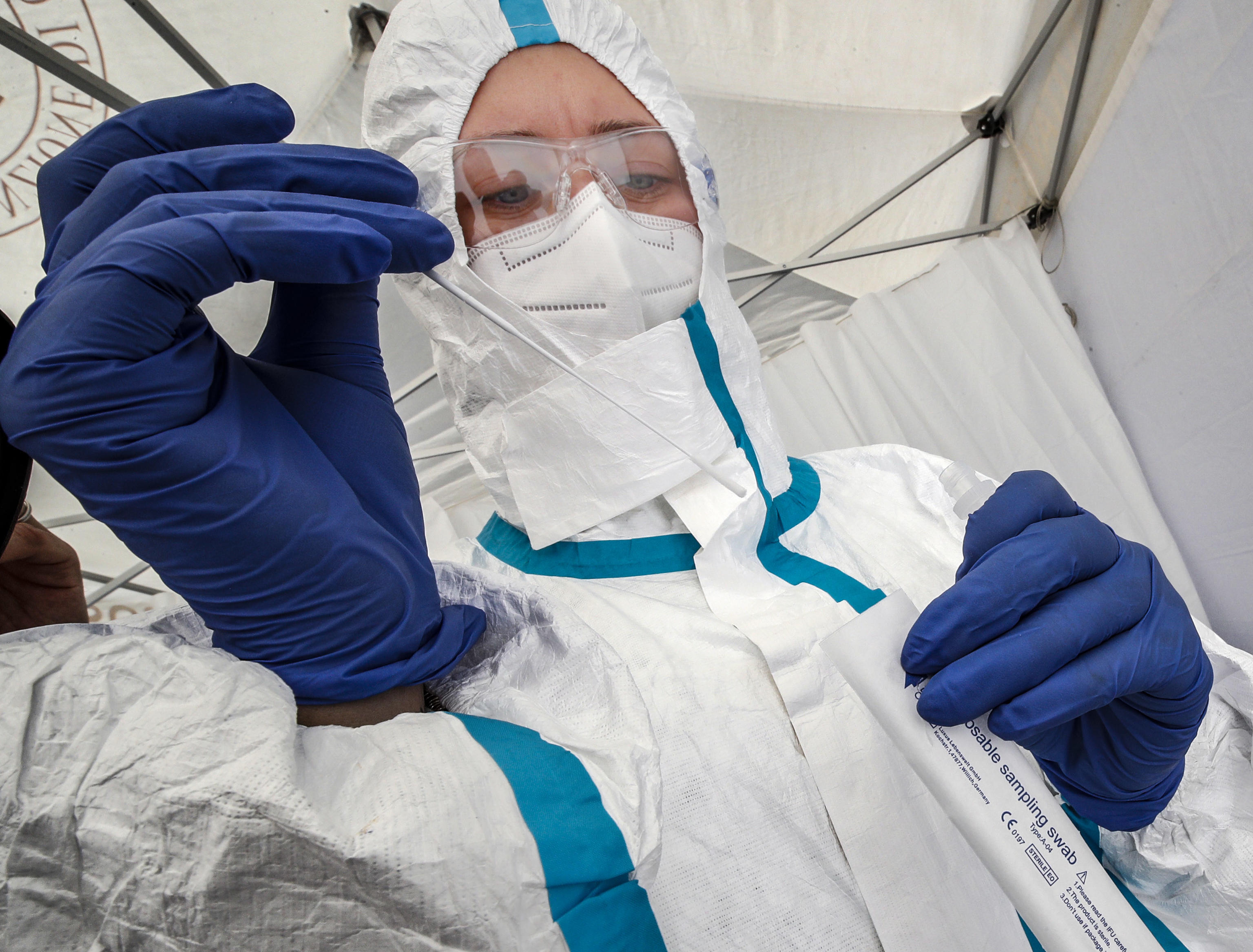 epa08899792 Italian Red Cross medical staff perform rapid antigenic swabs in Civitavecchia near Rome, Italy, 22 December 2020.  EPA-EFE/GIUSEPPE LAMI