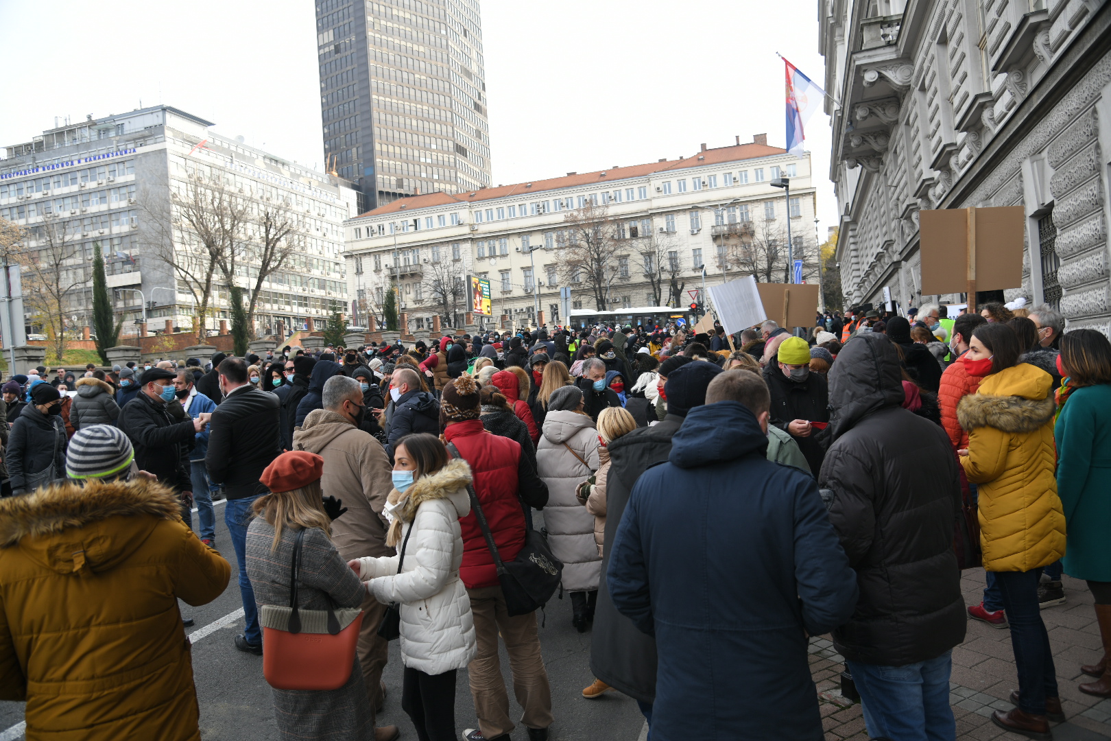 Beograd 02.12.2020. Ministarstvo finansija, protest građana, gradjana ispred zgrade Ministarstva finansija Foto: Nemanja Jovanović/Nova.rs