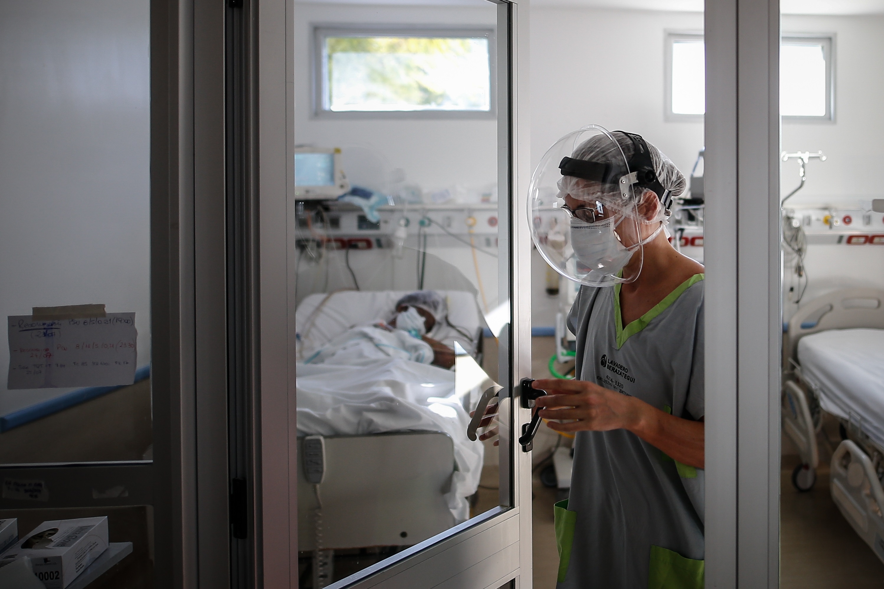Bolnica, pacijent
epa08575606 A doctor checks on a patient with COVID-19 at El Cruce de Florencio Varela Hospital in Buenos Aires, Argentina, 30 July 2020.  EPA-EFE/JUAN IGNACIO RONCORONI