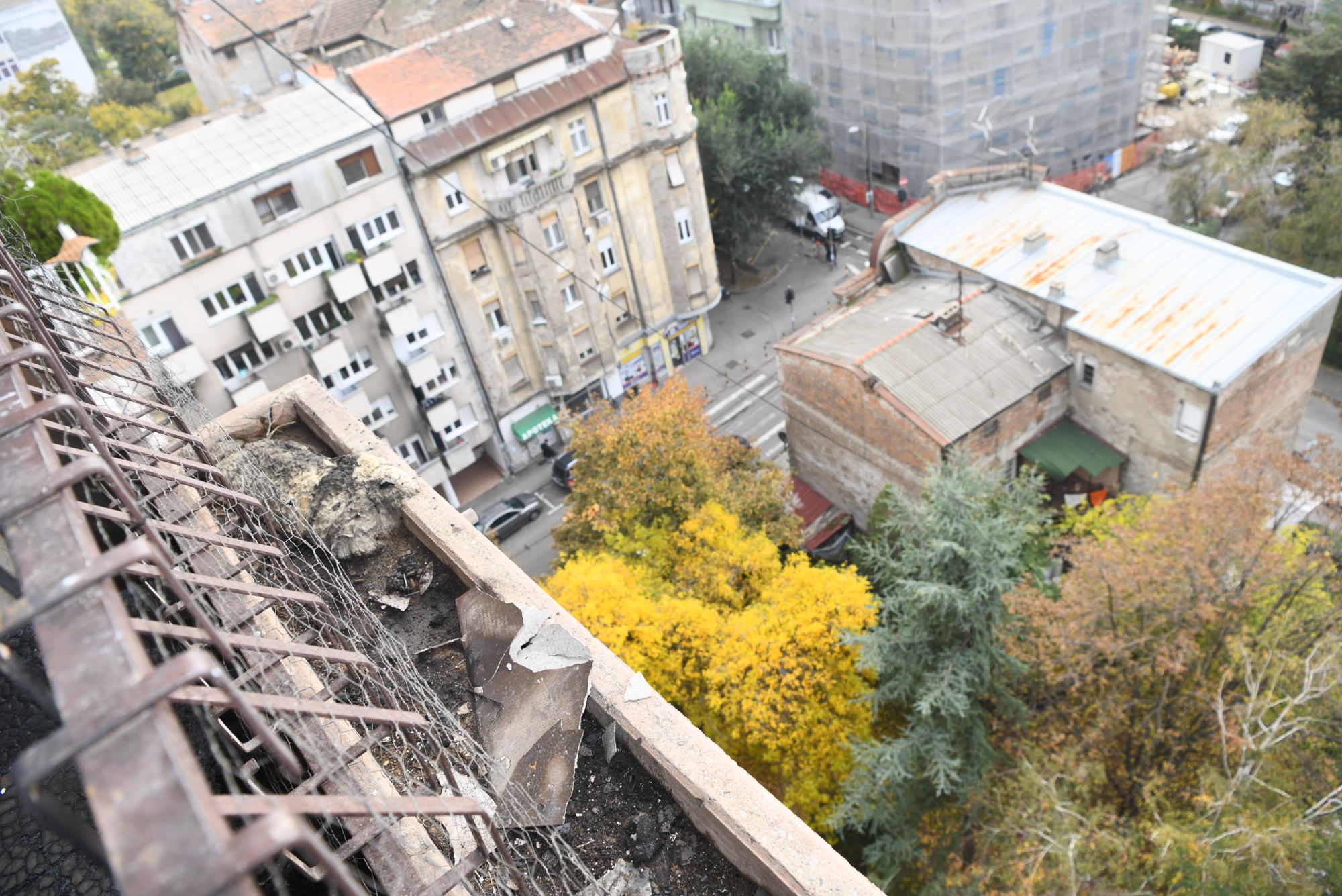 28.10.2020 požar na dorcolu Danas oko 13 časova izbio je požar u stambenoj zgradi na Dorćolu, u Ulici Visokog Stevana, Vatrogasci, hronika, pozar, intervencija, vatrogasno vozilo, dan posle pozara