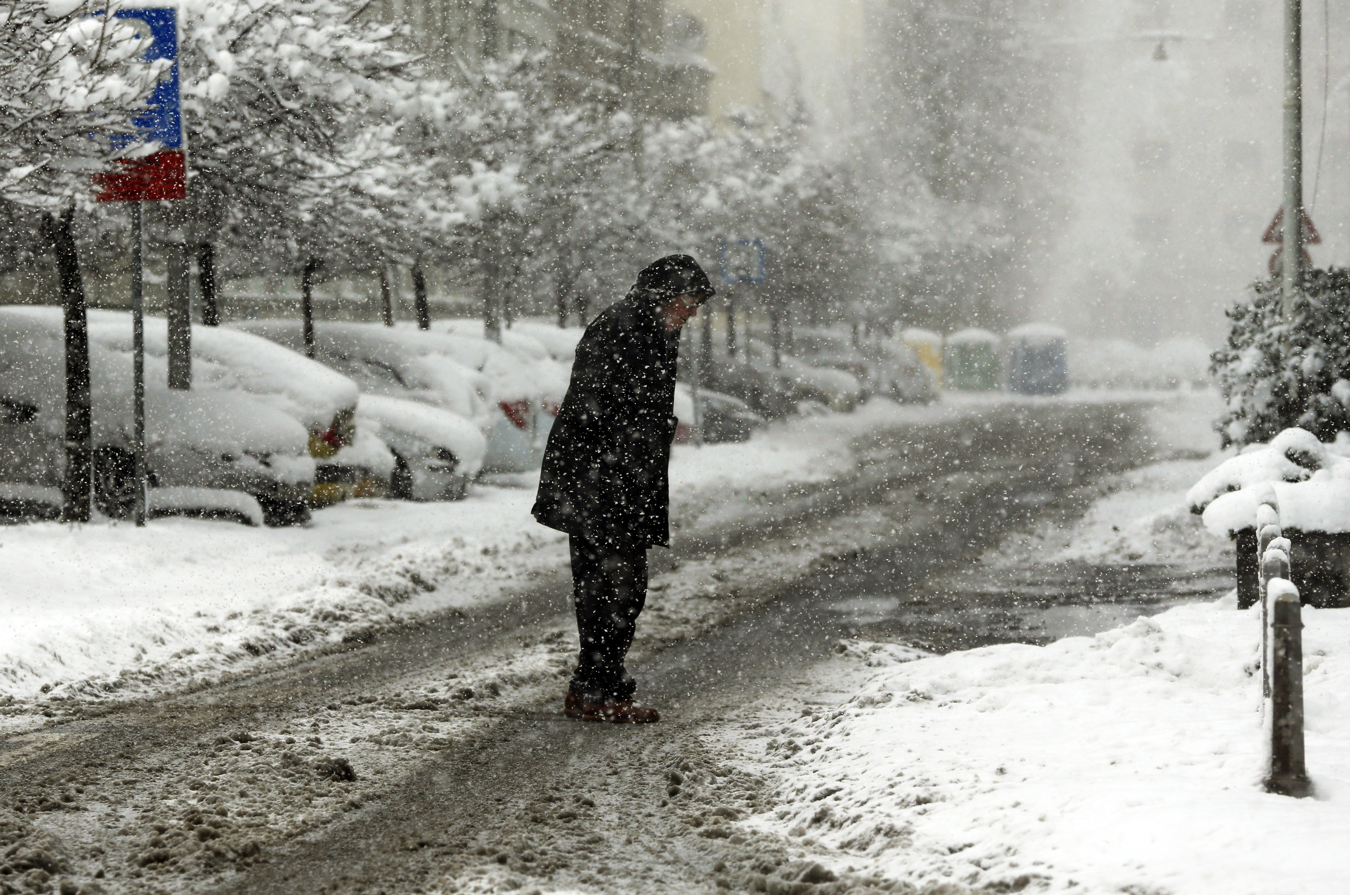 Sneg
epa04541296 Zagreb citizen cross the street following heavy snowfalls in Zagreb, Croatia, 28 December 2014. Returning winter weather with snow and freezing temperatures led to chaotic scenes on roads in various parts of Croatia.  EPA/ANTONIO BAT