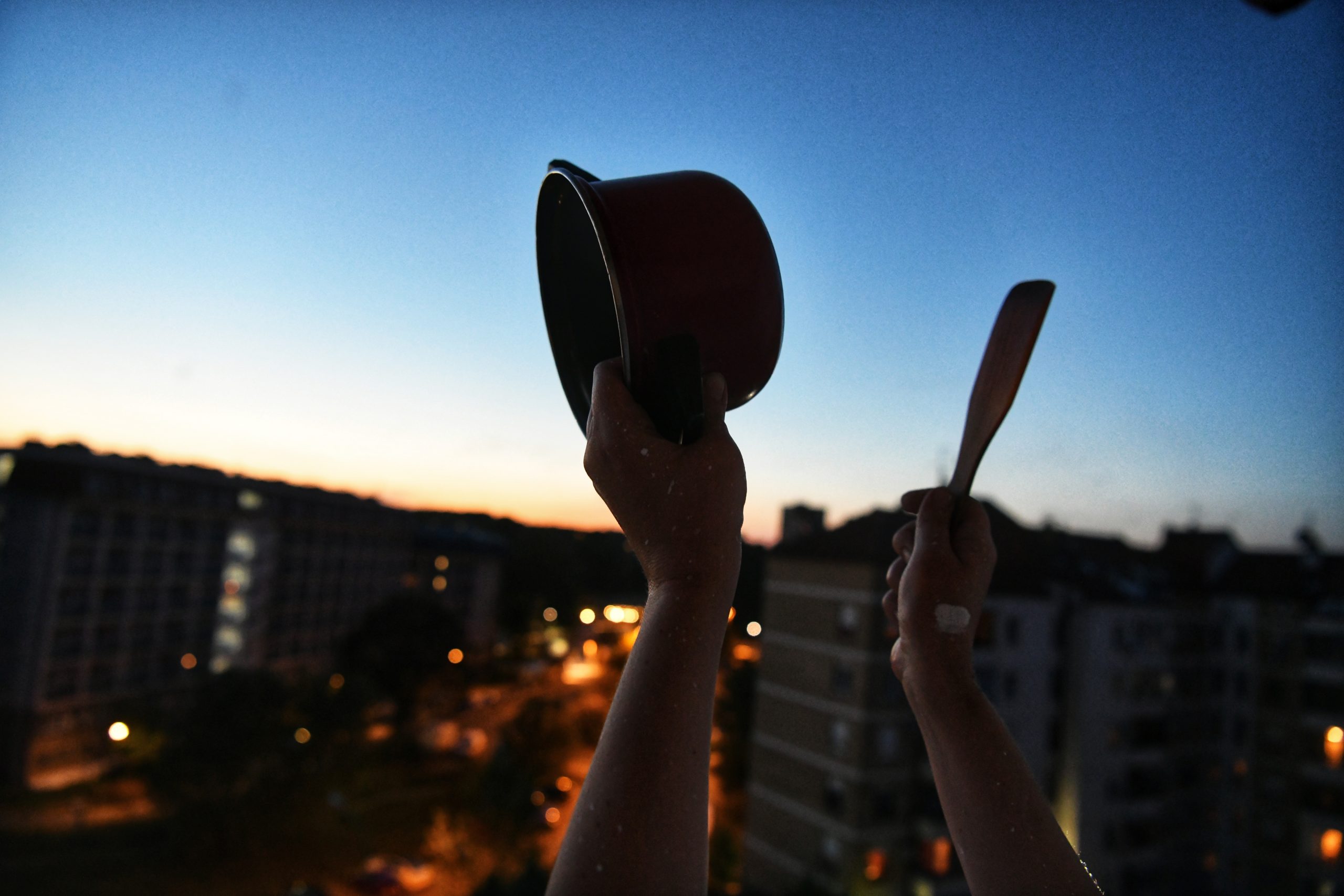 Beograd 30.04.2020. Bukom protiv diktature, Digni glas, lupanje u šerpe, pravljenje buke, galama, lupanje, šerpovanje, inicijativa Ne davimo Beograd Foto: Vesna Lalić/Nova.rs