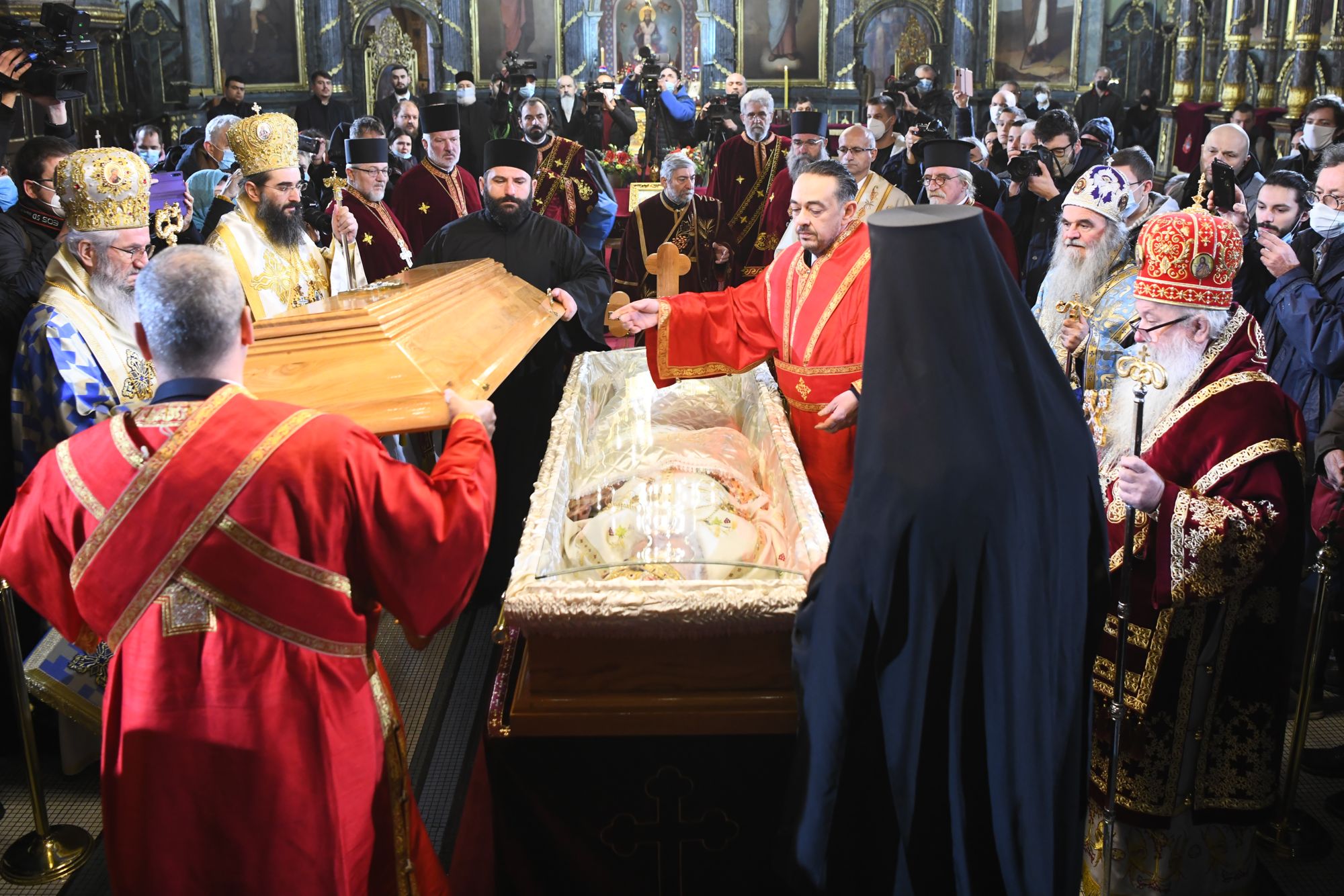 Beograd 21. novembar 2020. Saborna crkva, telo patrijarha Irineja izlozeno u hramu, vernici Foto:Goran Srdanov/Nova.rs