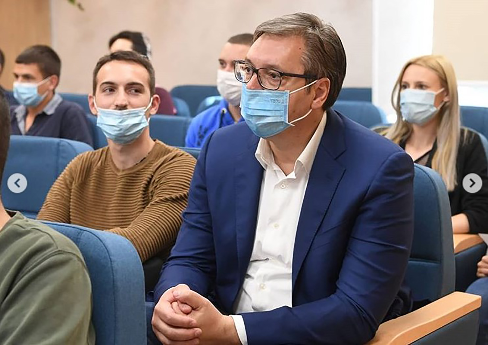 Beograd 02.10.2020. Aleksandar Vucic u skoli, skola, skolska klupa