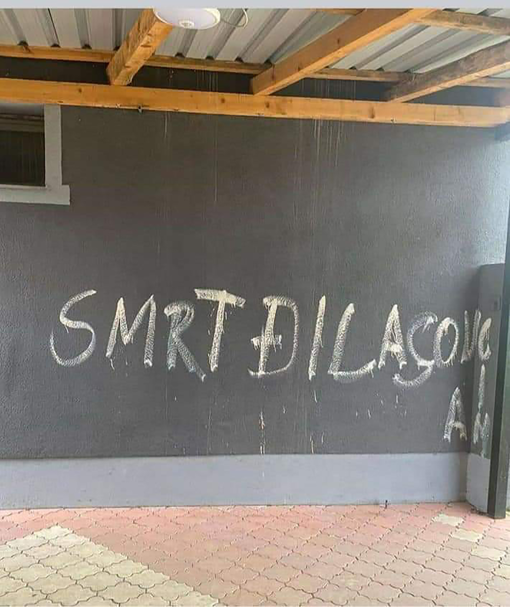 Vrbas, kuća Dejana Bulatovića, grafit Đilas