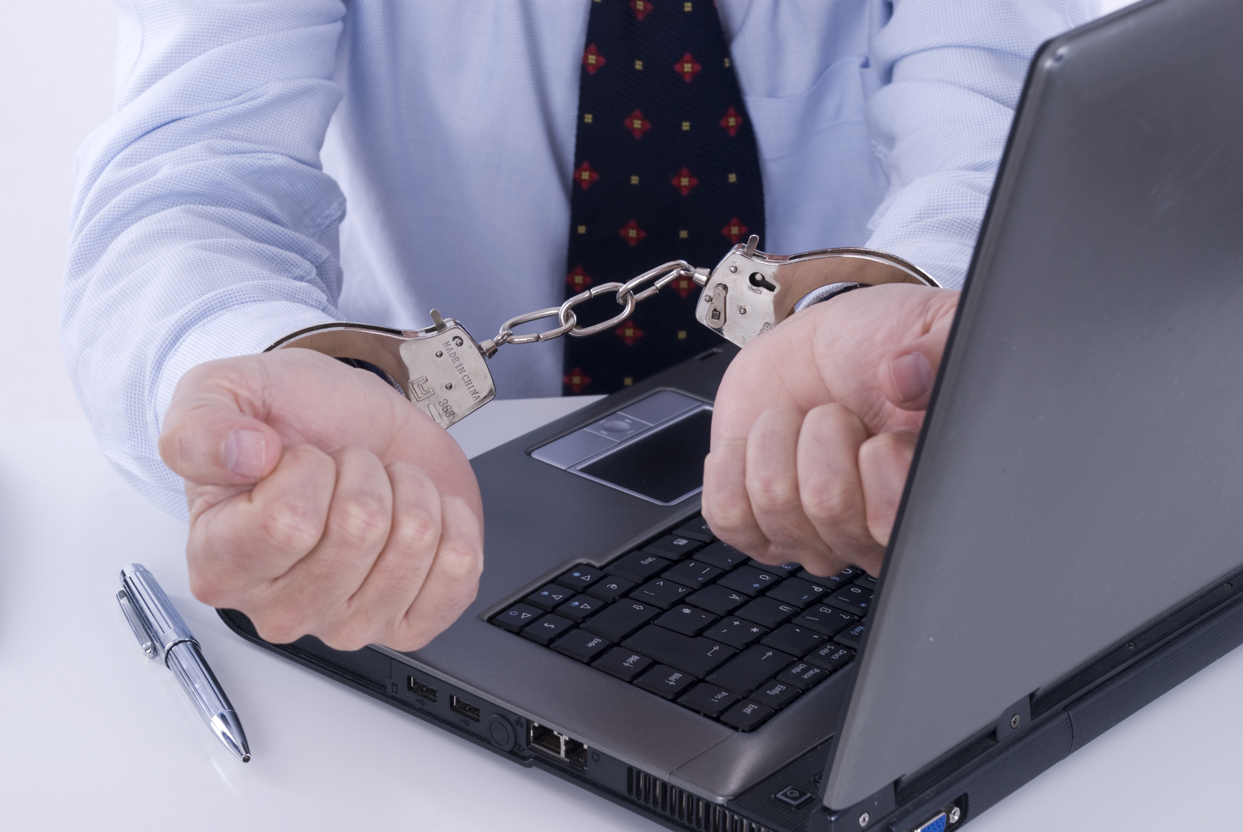 lisice, računar, laptop, zatvor