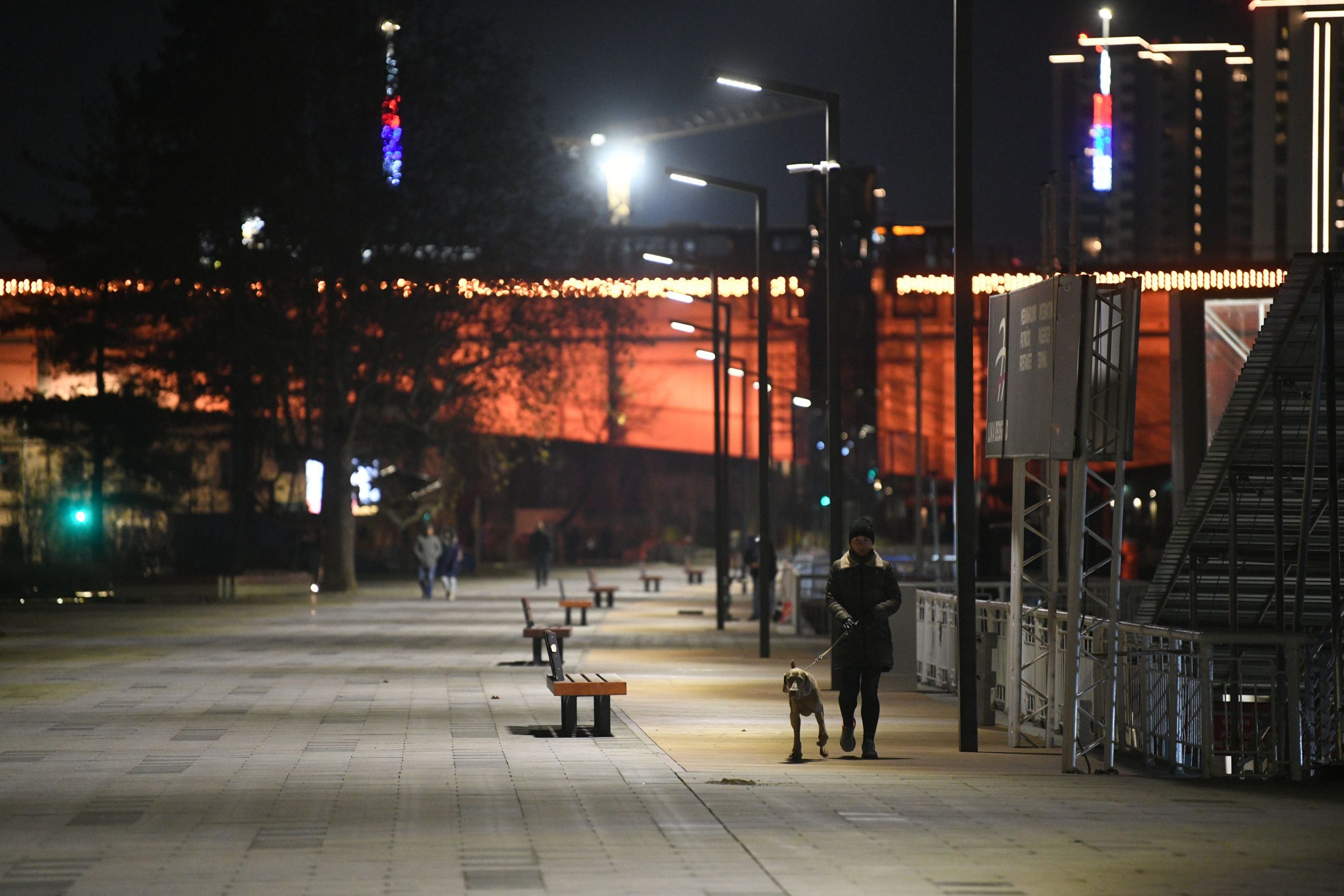 Beograd, 4.12.2020. Pust grad, koronavirus, veče, zatvoreni restorani i tržni centri, noć, šetnja, pas, Kej, Beograd na vodi Foto: Filip Krainčanić/Nova.rs