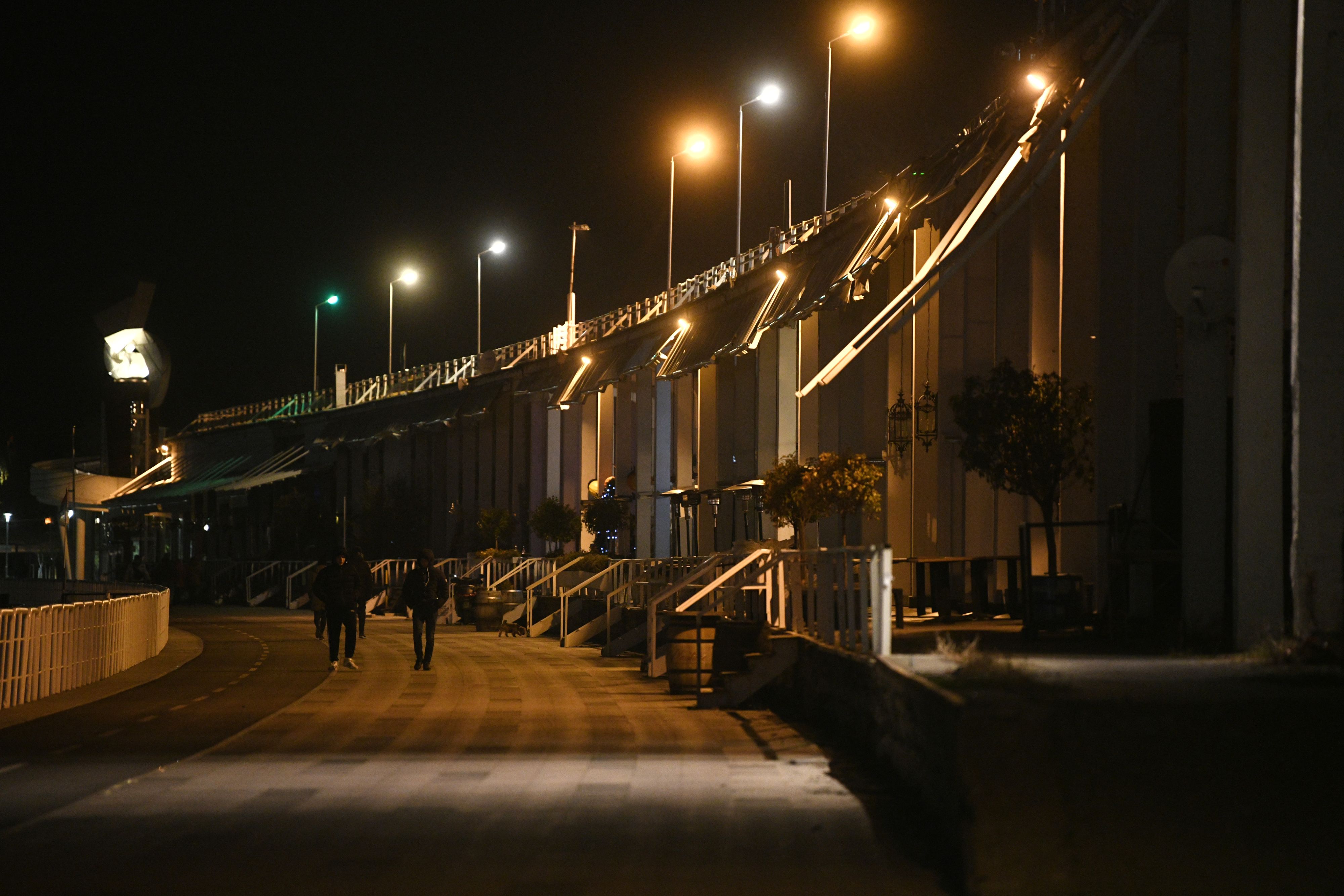 Beograd, 4.12.2020. Pust grad, koronavirus, veče, zatvoreni restorani i tržni centri, noć, kej, Beograd na vodi Foto: Filip Krainčanić/Nova.rs