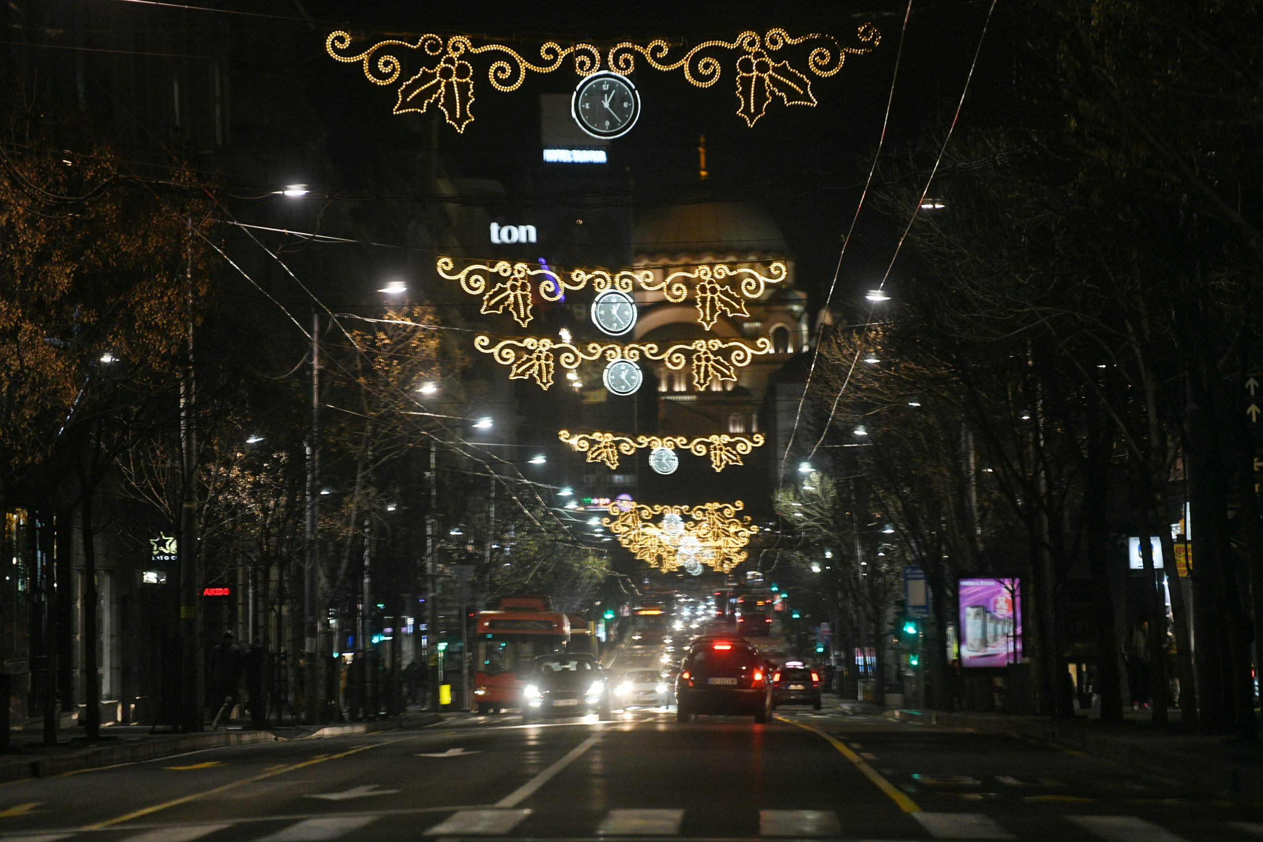 Beograd, 4.12.2020. Pust grad, koronavirus, veče, zatvoreni restorani i tržni centri, noć, novogodišnja raasveta Foto: Filip Krainčanić/Nova.rs