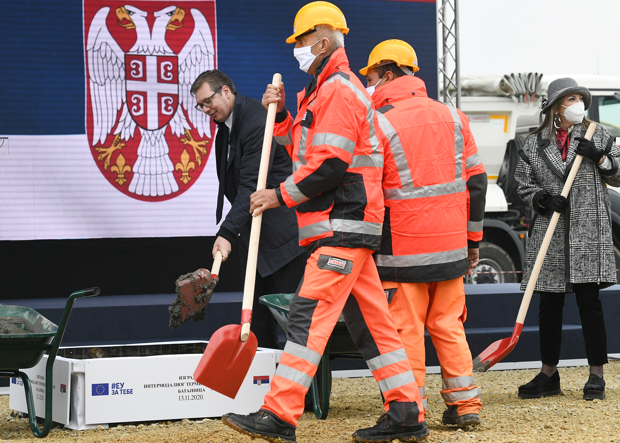 BEOGRAD 13.11.2020 Aleksandar Vučić, Jadranka Joksimović, Batajnica, kamen temeljac za izgradnju intermodalnog terminala foto:Vesna Lalić/Nova.rs