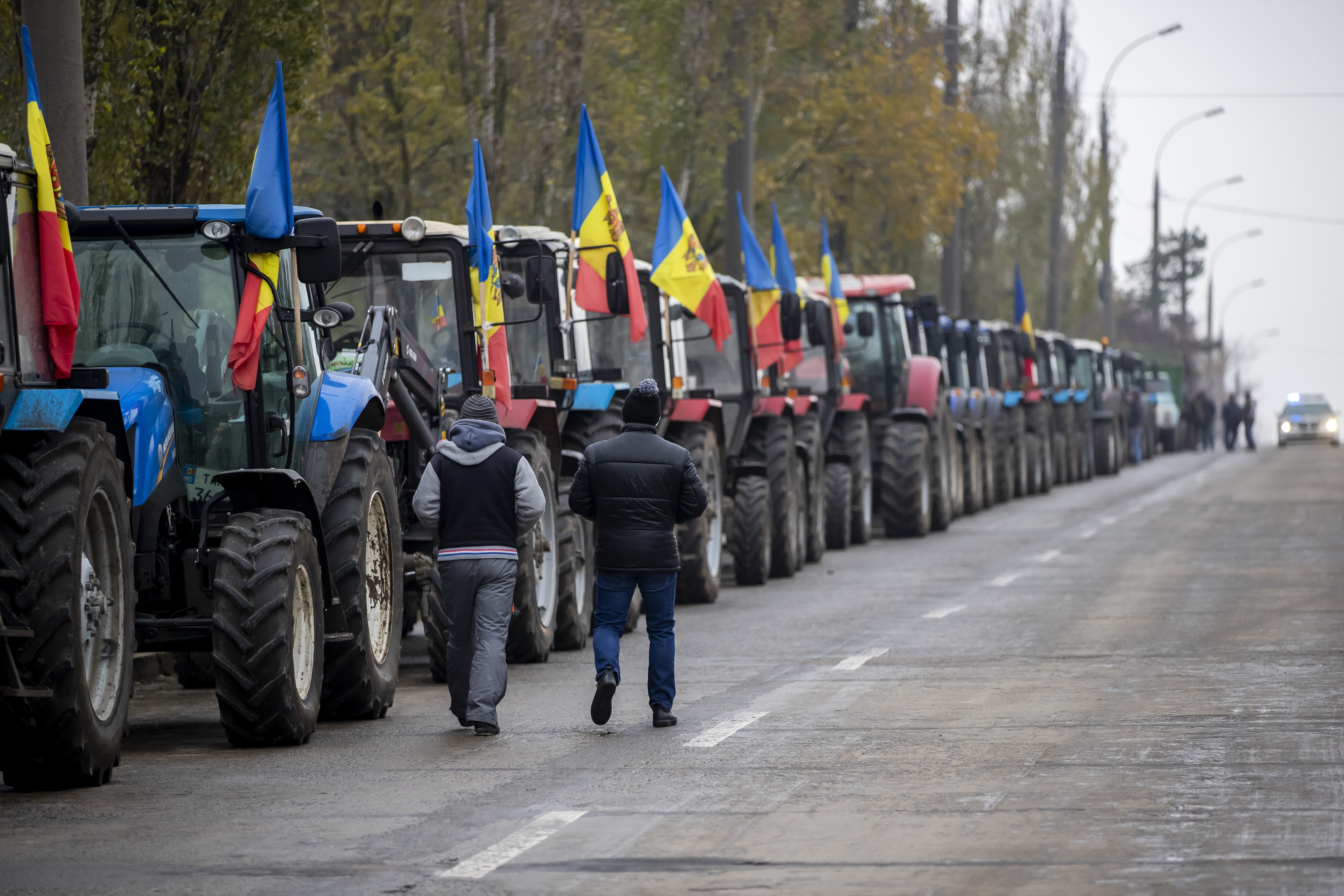epa08866689 Farmers park at a roadside to protest against the government at an entrance to Chisinau, Moldova, 06 December 2020. Farmers ask the government for helping measures after the drought in 2020 year.  EPA-EFE/DUMITRU DORU