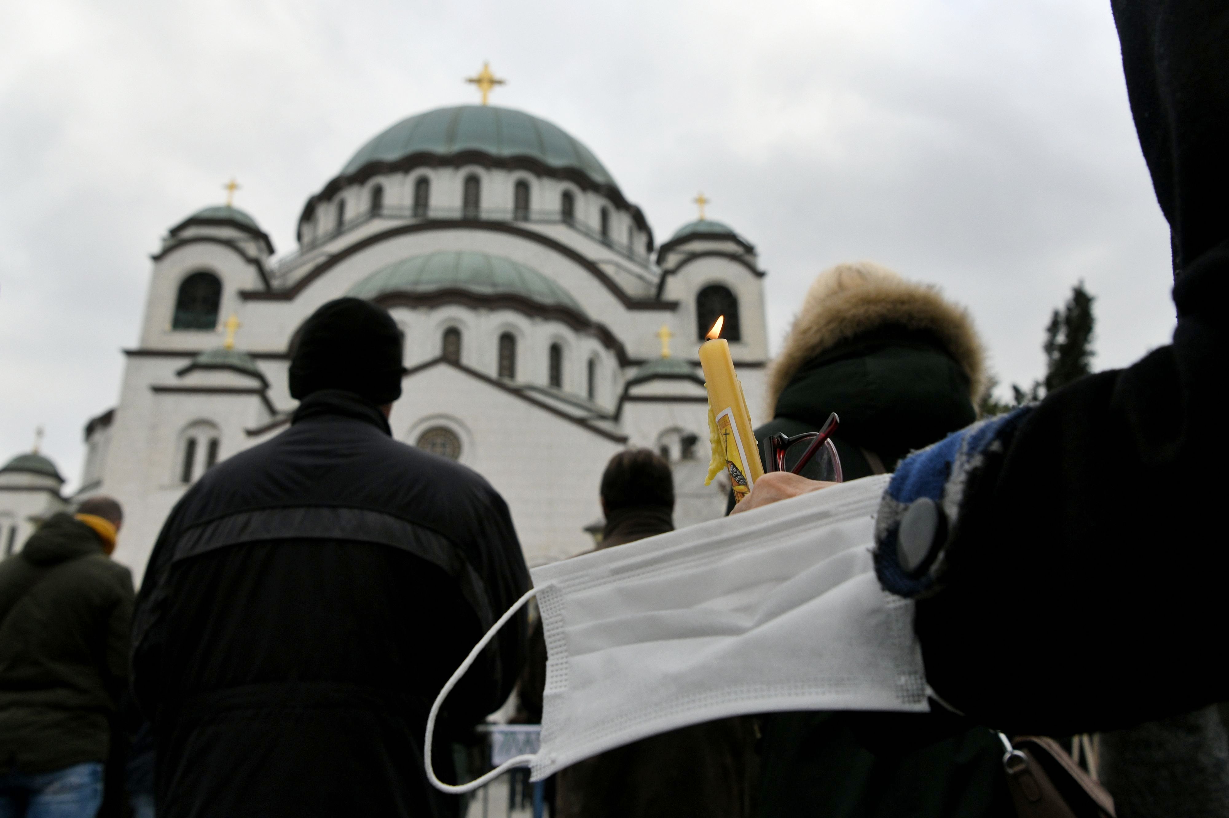 Beograd 22. novembar 2020. Sahrana patrijarha Irineja u Hramu Svetog Save vernici ispred hrama zastitna maska Foto:Filip Krainčanić/Nova.rs