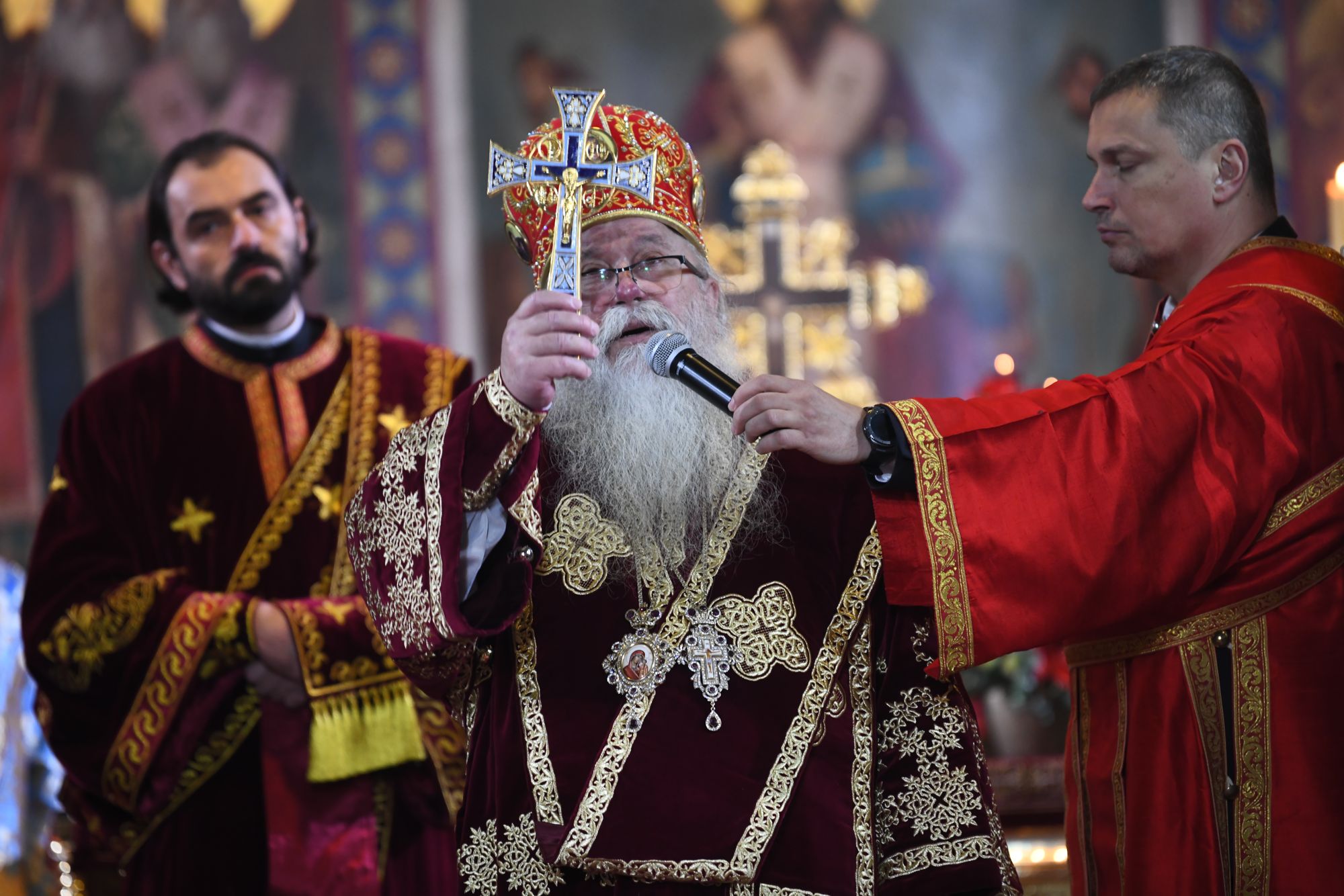 Beograd 21. novembar 2020. Mitropolit dabrobosanski Hrizostom, Saborna crkva, telo patrijarha Irineja izlozeno u hramu, vernici Foto:Goran Srdanov/Nova.rs