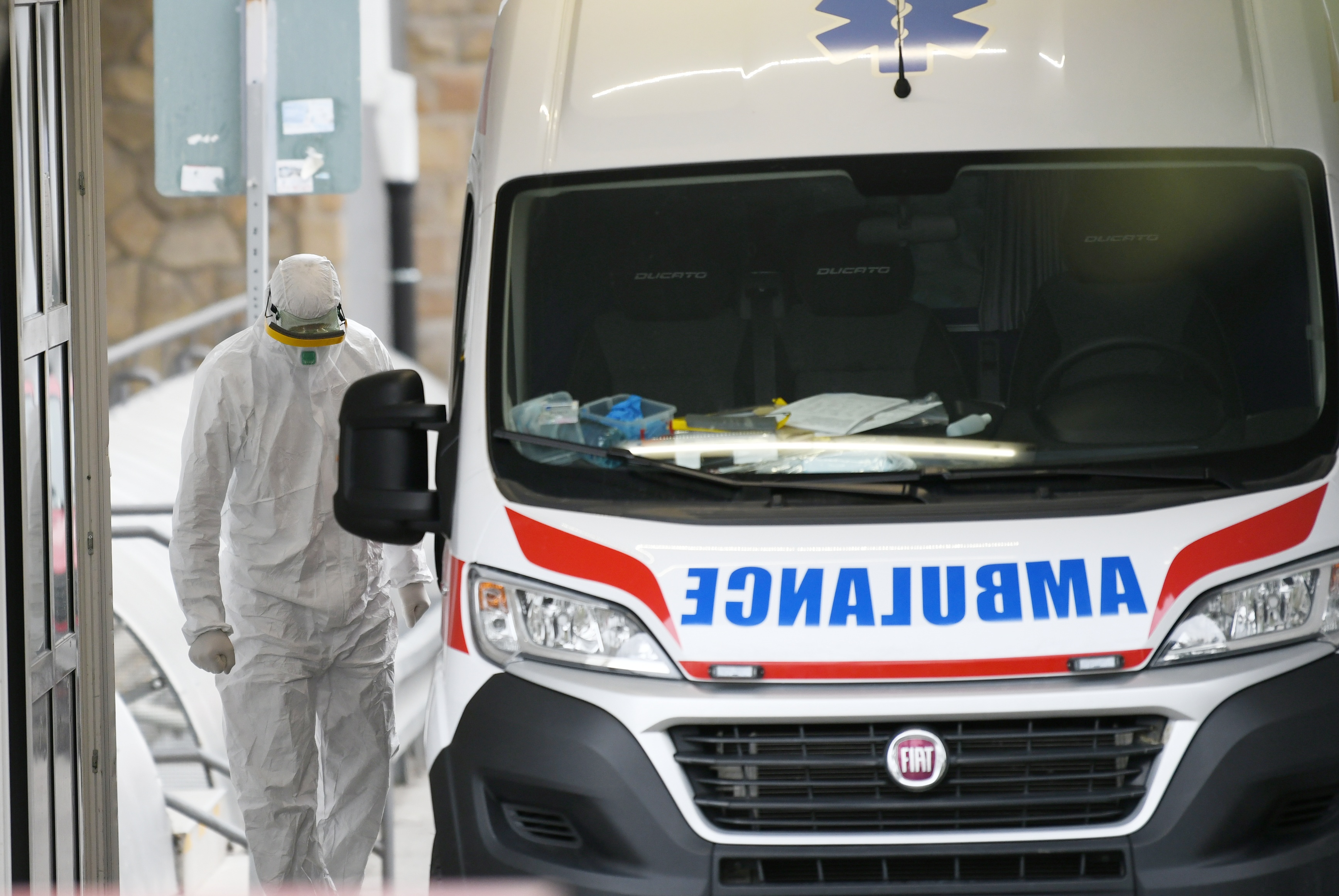 Beograd, 31.03.2020. Kliničko bolnički centar Dr Dragiša Mišović, Dedinje, bolnica, koronavirus, hitna pomoć, medicinsko osoblje, skafander Foto: Vesna Lalić/Nova.rs