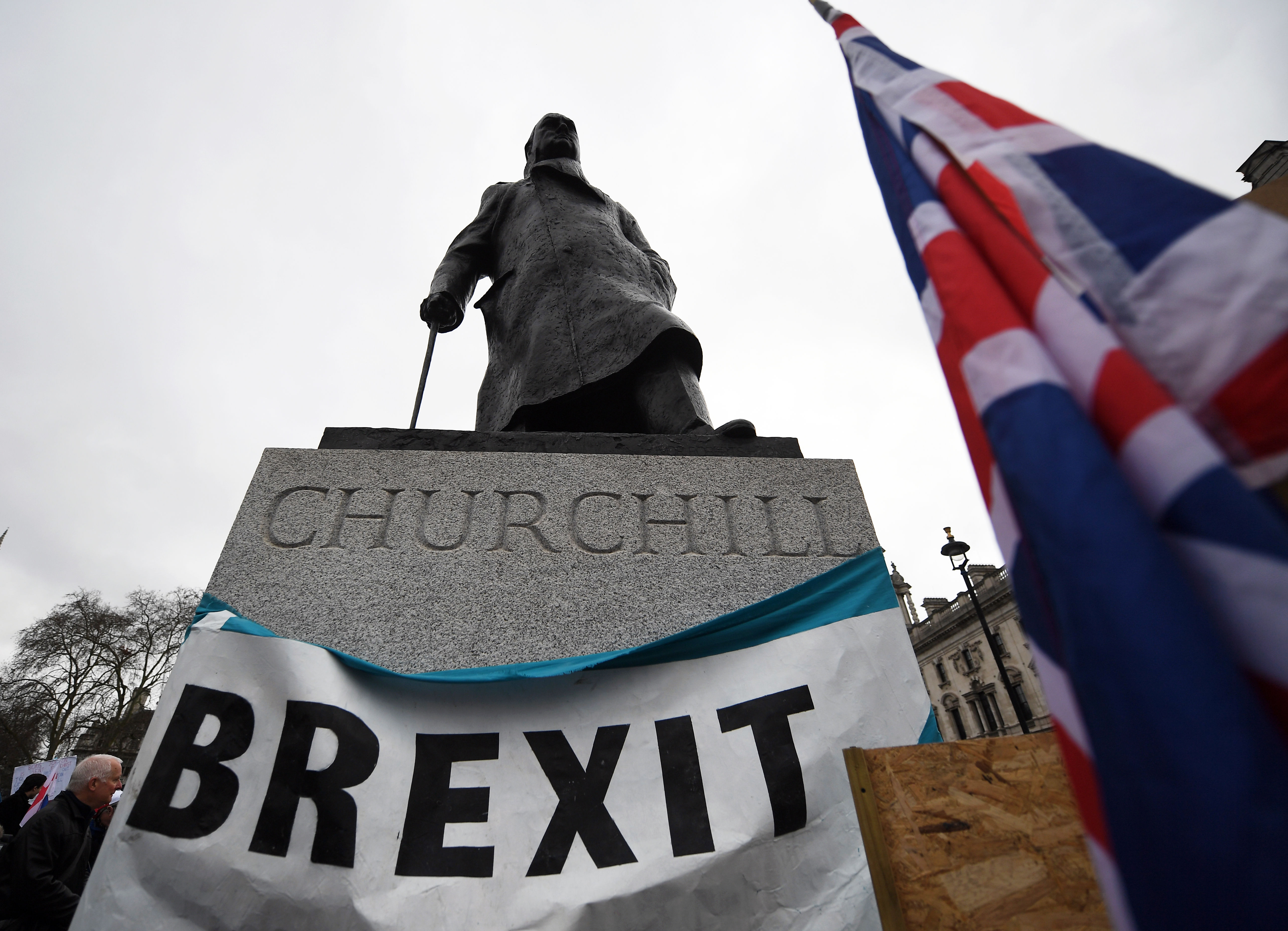epa08182154 A pro Brexit banner hangs the Churchill statue by the Houses of Parliament in London, Britain, 31 January 2020. Britain officially exits the EU on 31 January 2020, beginning an eleven month transition period.  EPA-EFE/ANDY RAIN