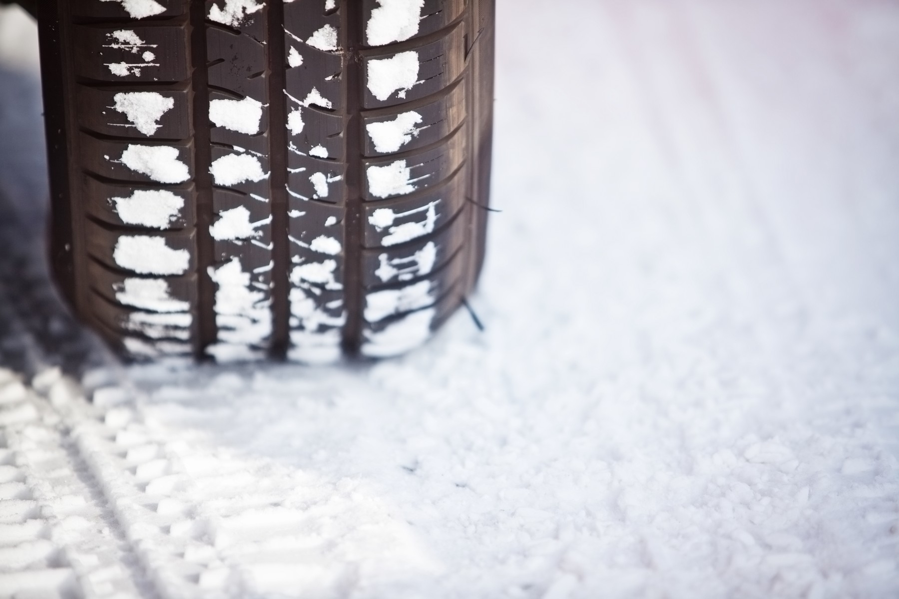 Close up shot of a car's tire in snow,Image: 185983447, License: Royalty-free, Restrictions: , Model Release: no, Credit line: Mihai Barbu / Panthermedia / Profimedia