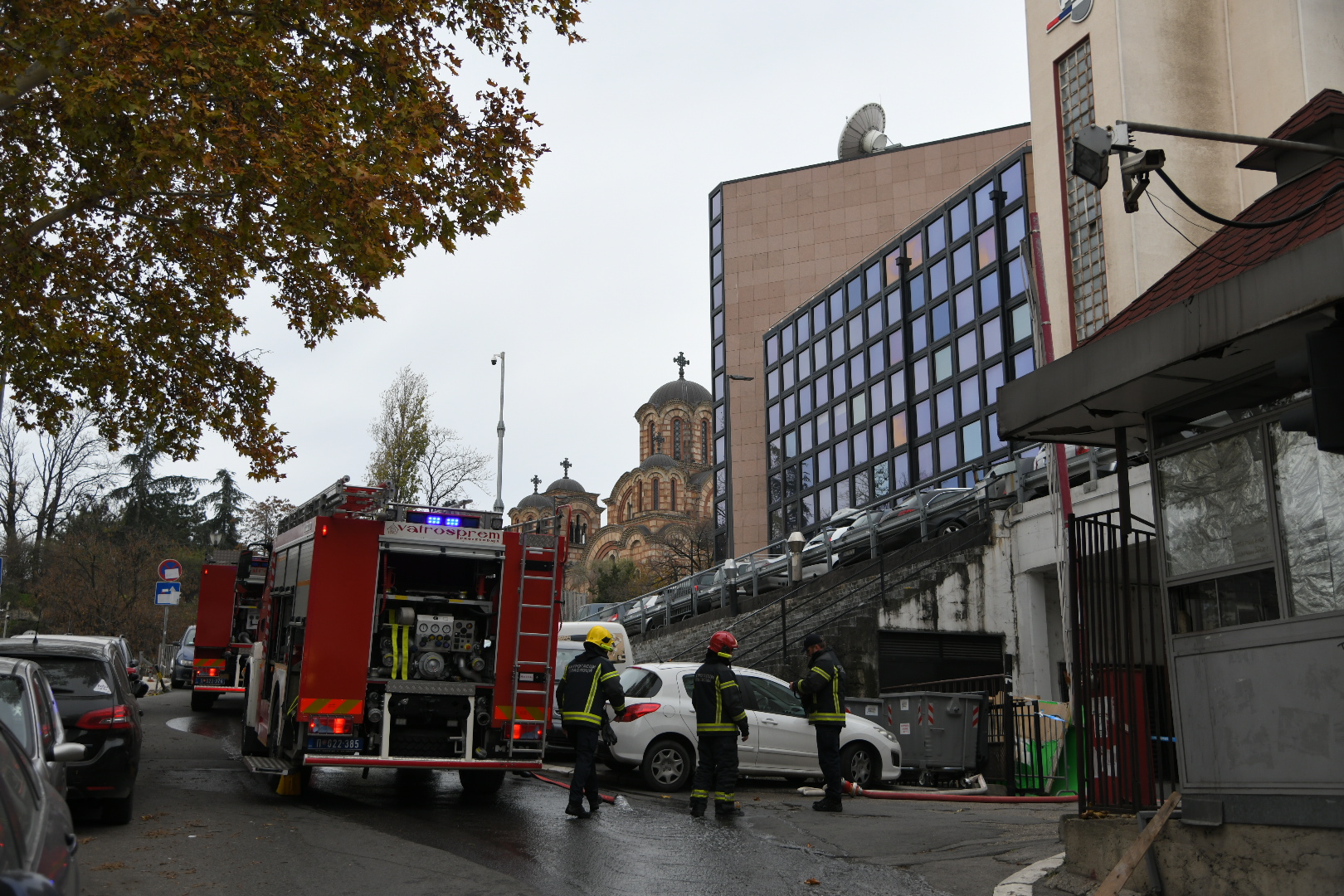Beograd 04.12.2020. Eksplozija, Aberdareva ulica, Ilije Garašanina, RTS, eksplodirao auto, plinska boca, vatrogasci, vatrogasni kamion, vatrogasno vozilo, policija Foto: Nemanja Jovanović/Nova.rs
