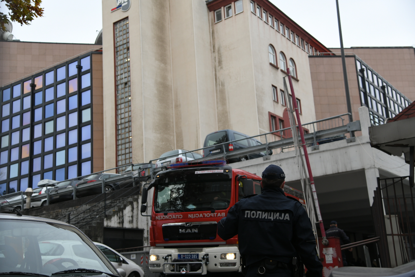 Beograd 04.12.2020. Eksplozija, Aberdareva ulica, Ilije Garašanina, RTS, eksplodirao auto, plinska boca, vatrogasci, vatrogasni kamion, vatrogasno vozilo, policija Foto: Nemanja Jovanović/Nova.rs