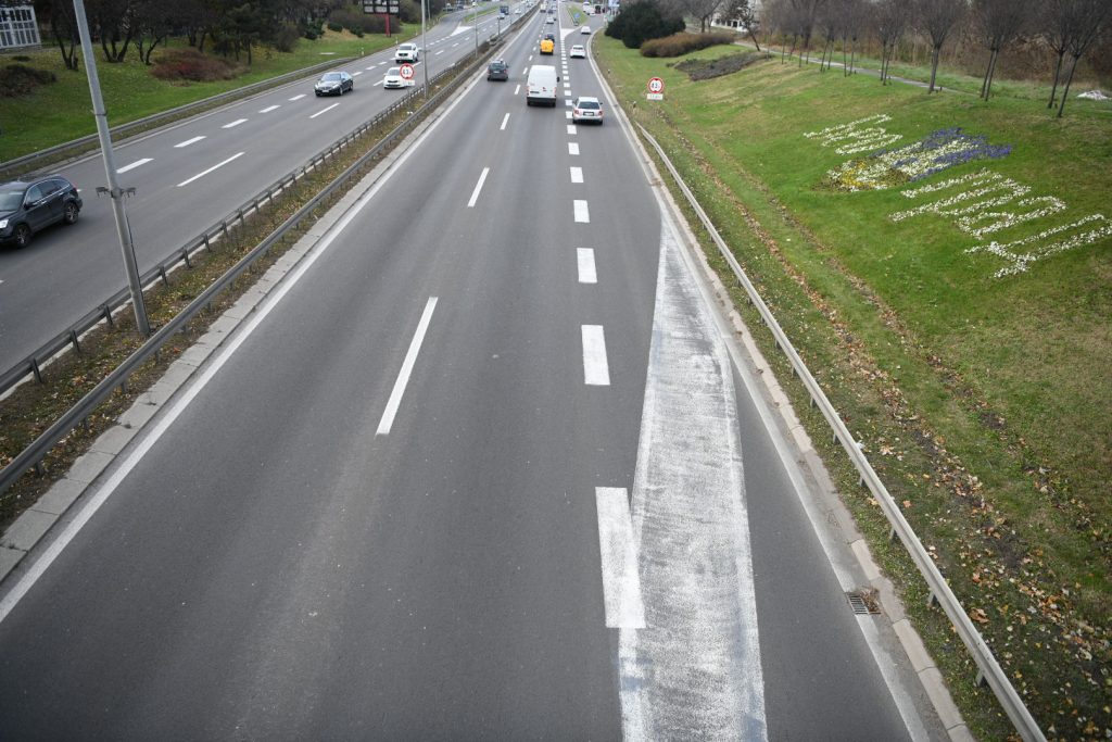 nadvožnjak kod geneksa, zena skocila