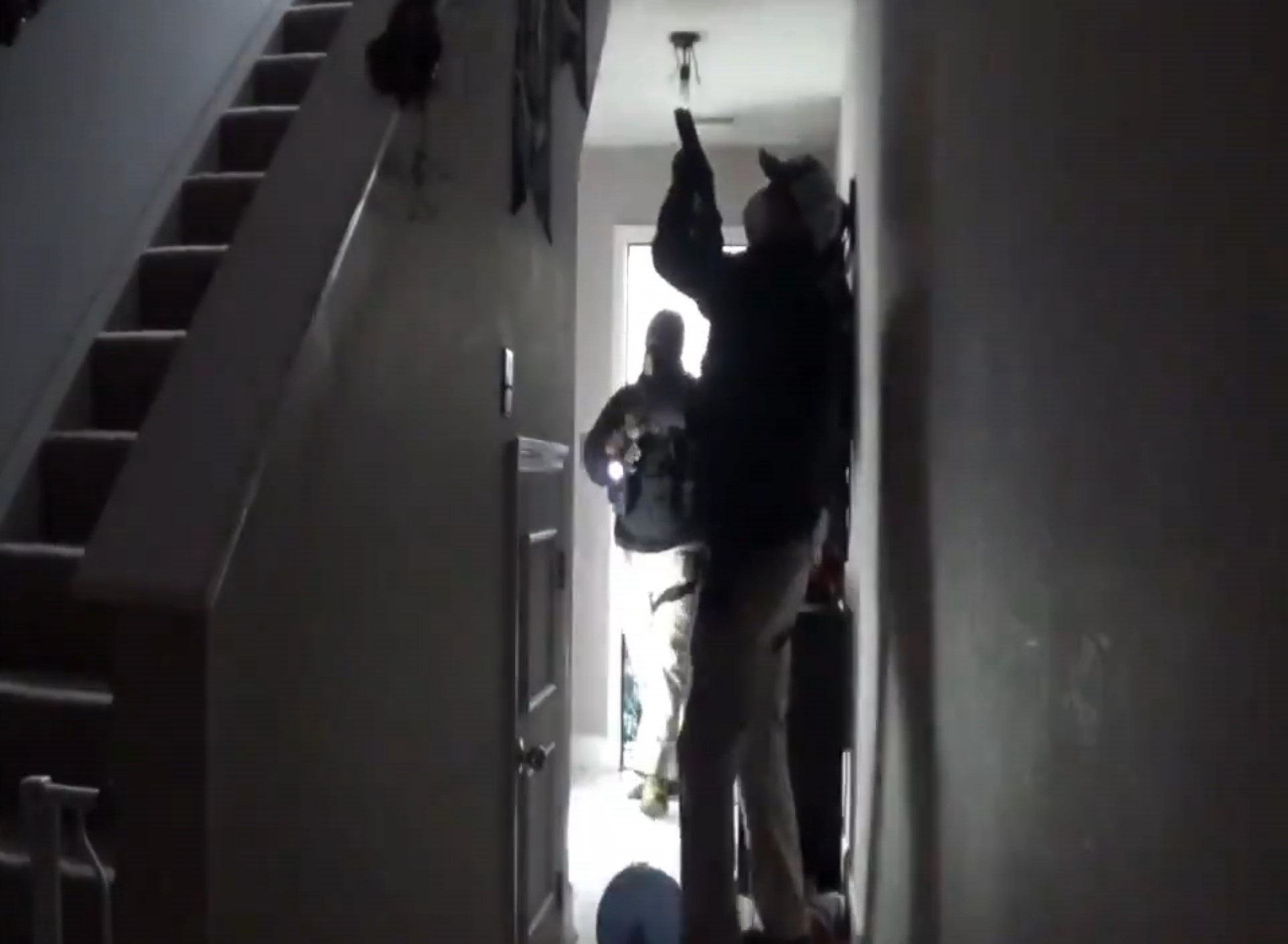 policijski upad u kucu (2)