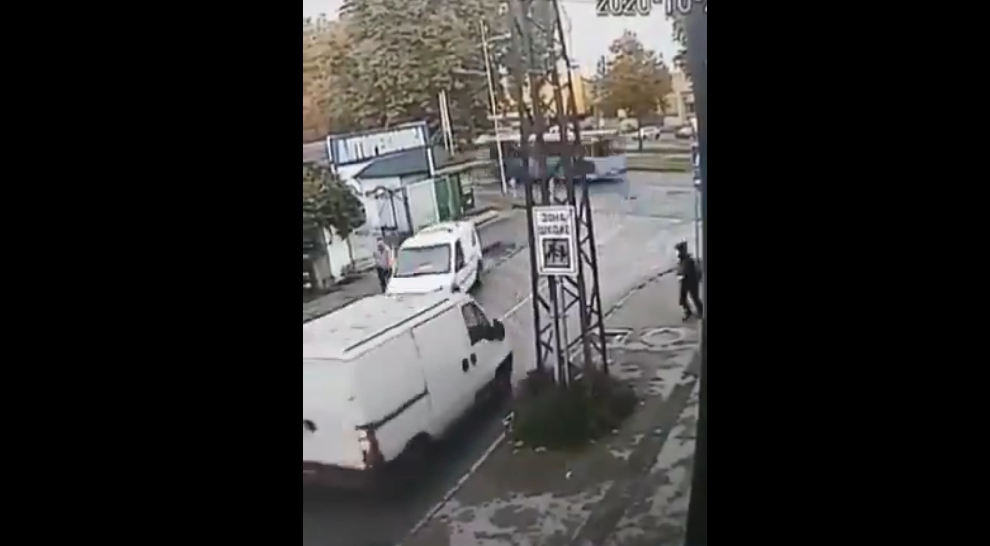 automobil i ljudi koji trce