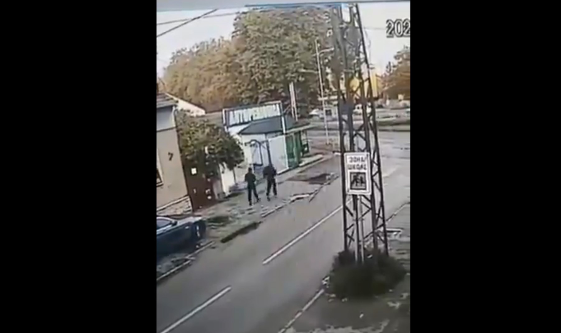 automobil i ljudi koji trce