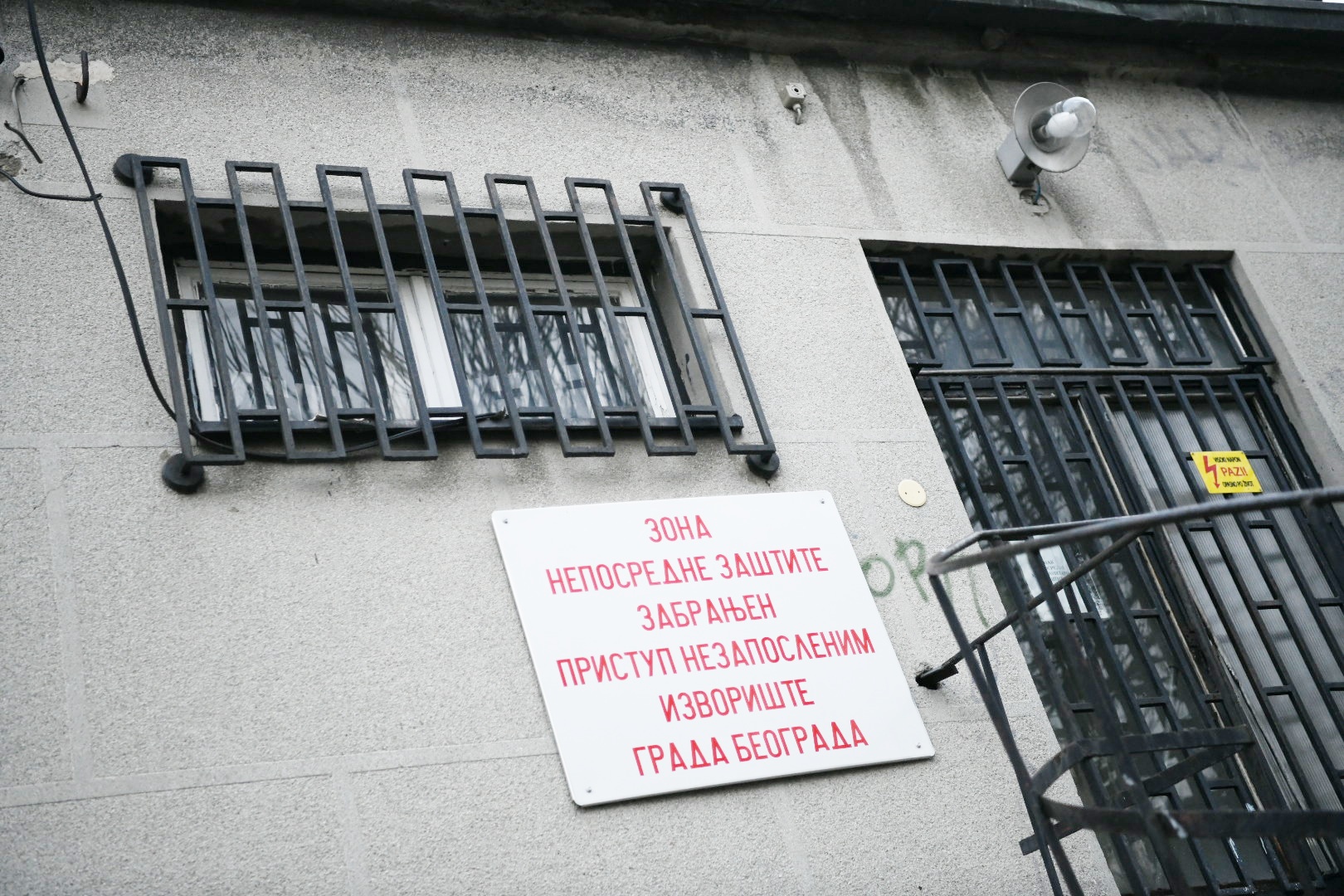 Beograd 09. decembar 2020. Novi Beograd, blokovi, struja, bandera, zice, isecena struja, splavovi Foto:Vesna Lalić/Nova.rs