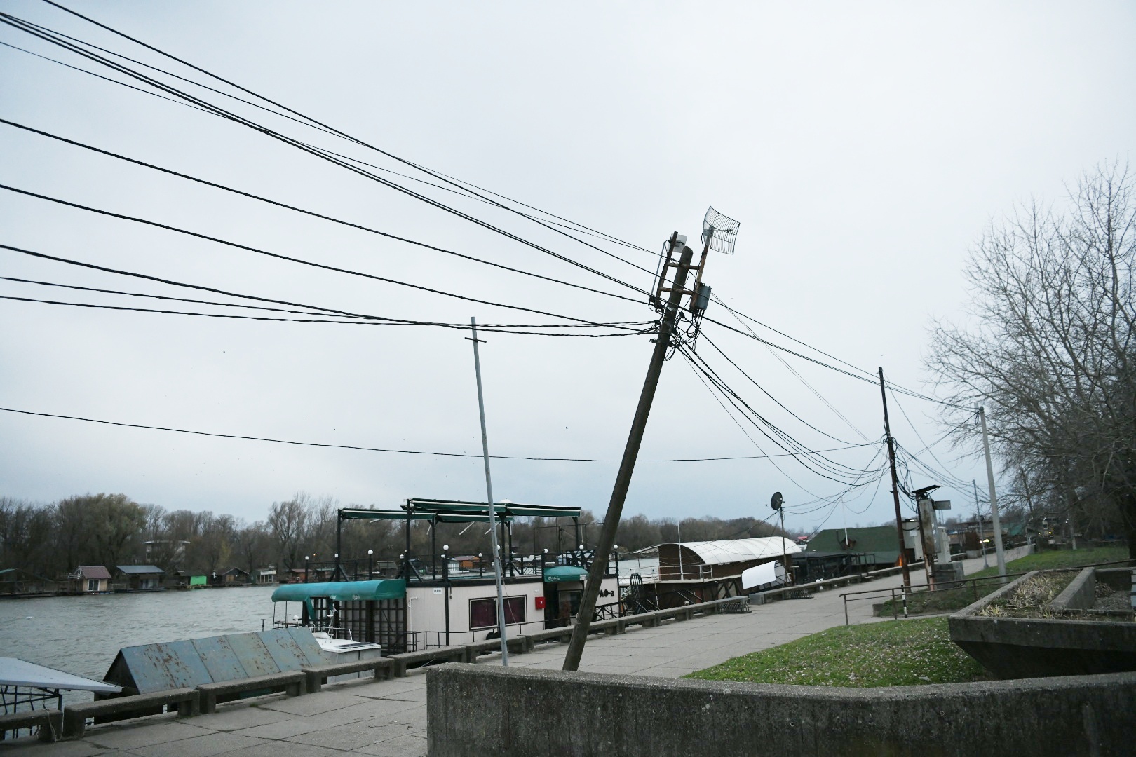 Beograd 09. decembar 2020. Novi Beograd, blokovi, struja, bandera, zice, isecena struja, splavovi Foto:Vesna Lalić/Nova.rs