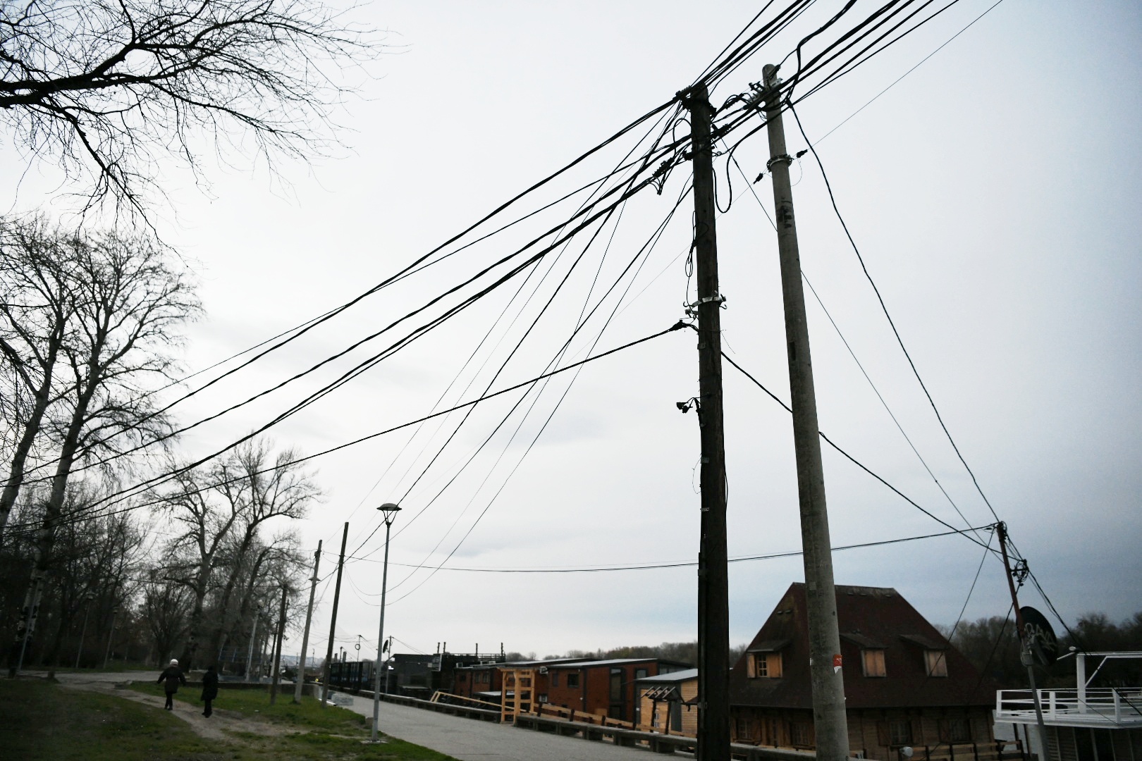 Beograd 09. decembar 2020. Novi Beograd, blokovi, struja, bandera, zice, isecena struja, splavovi Foto:Vesna Lalić/Nova.rs