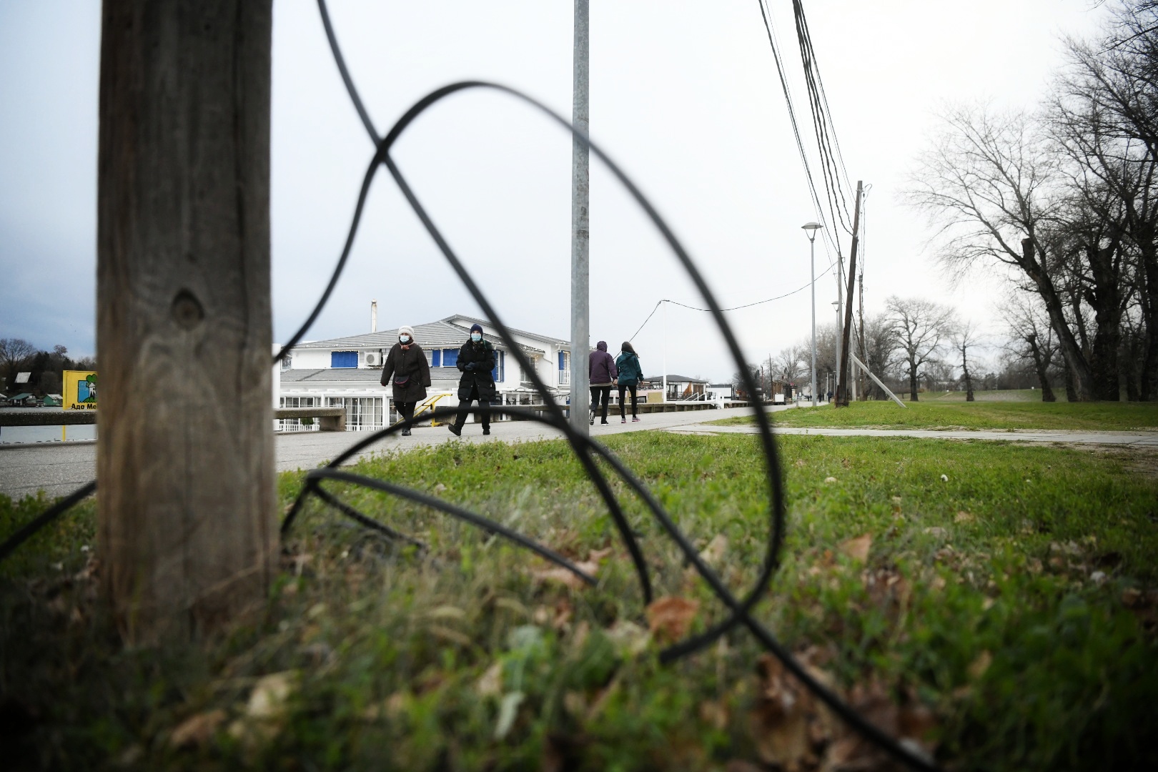 Beograd 09. decembar 2020. Novi Beograd, blokovi, struja, bandera, zice, isecena struja, splavovi Foto:Vesna Lalić/Nova.rs