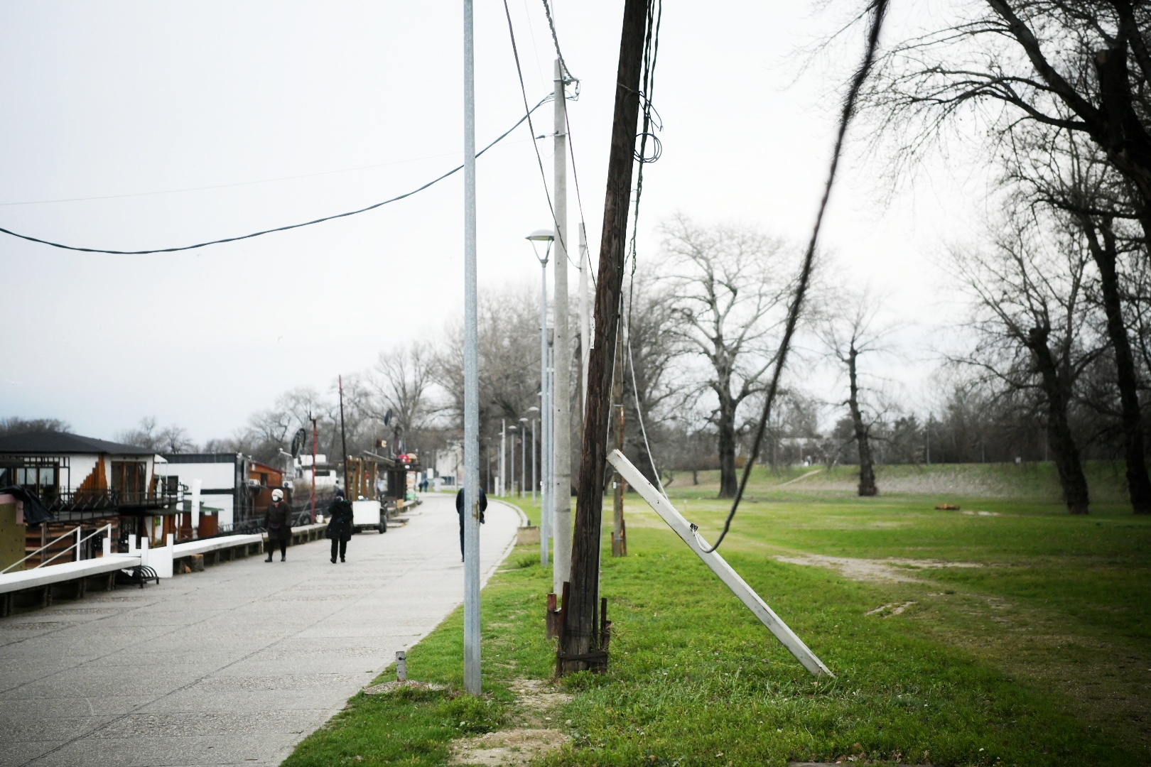 Beograd 09. decembar 2020. Novi Beograd, blokovi, struja, bandera, zice, isecena struja, splavovi Foto:Vesna Lalić/Nova.rs