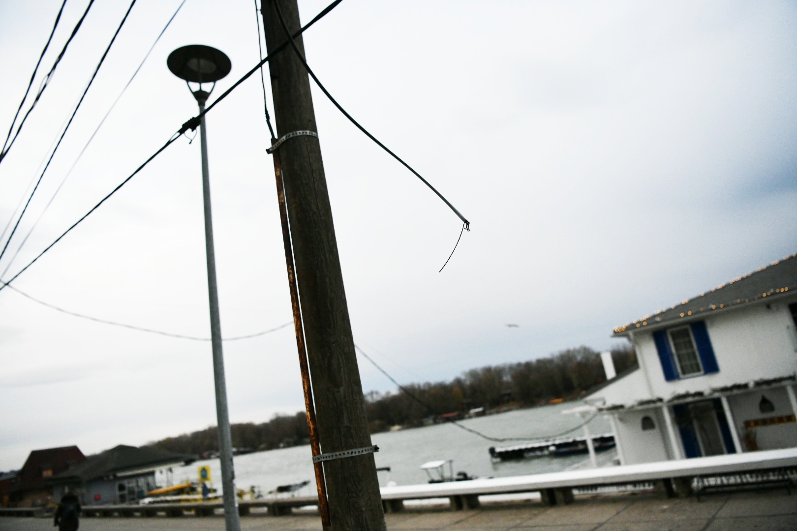 Beograd 09. decembar 2020. Novi Beograd, blokovi, struja, bandera, zice, isecena struja, splavovi Foto:Vesna Lalić/Nova.rs